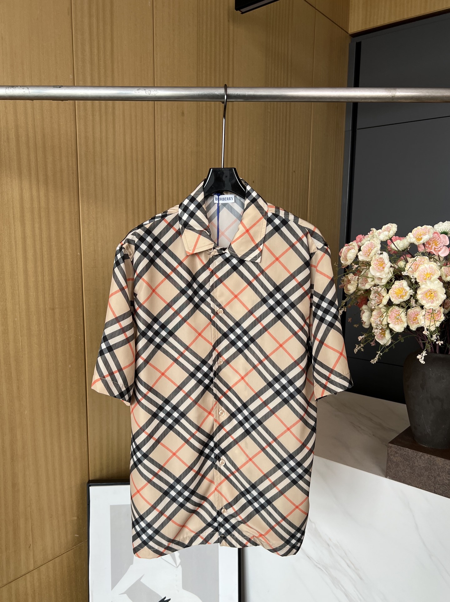 NO:427782,BURBERRY Lapel plaid short-sleeved shirt, decorated with plaid pattern print, full body plaid cross, button-open-close plaid, casual style, same style for men and women. SMLXL, burberry,shirts,T-shirt,alexander wang19860909BURBERRY 早秋新款 翻领格纹短袖衬衫、饰有格纹图案印花、衣全身格纹交叉、纽扣开合式门襟、休闲版型、男女同款 码数SMLXL,,burberry,shirts,T-shirt,alexander wang,Women's clothing