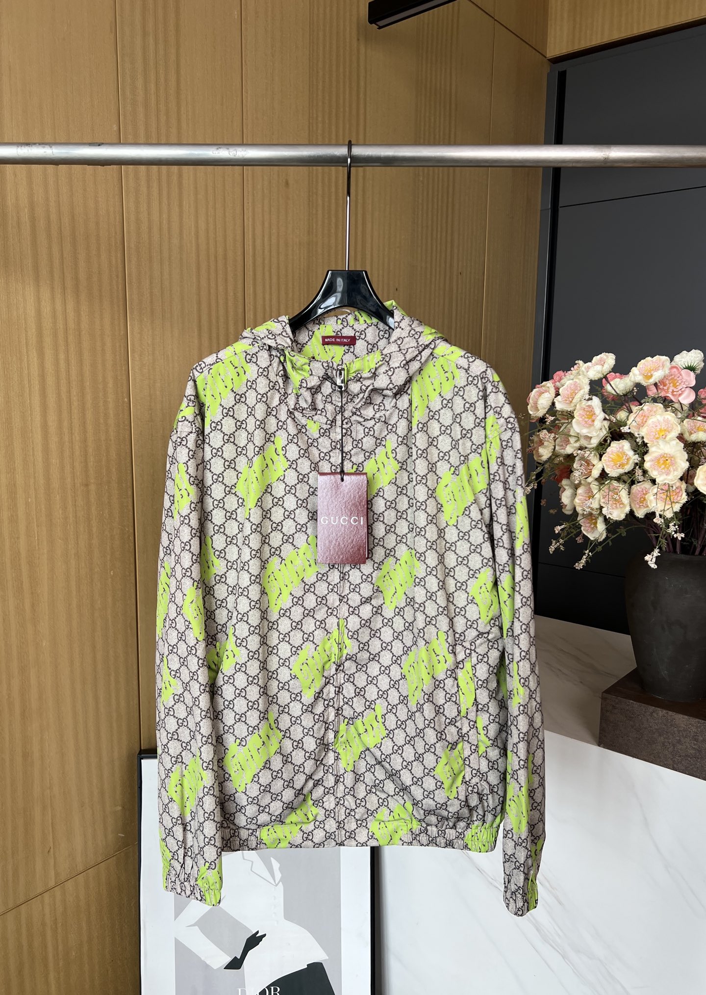 NO:435662,Gucci early autumn new product printed jersey poplin zipper jacket, dark brown and lime green plain paper, fixed hood, with inner drawstring, full body GG and Gucci print, casual style, same style for men and women S M L XL,,gucci,jackets & coats,jackets & coats,hats,alexander wang19860909Gucci 早秋新品 印花平纹府绸拉链夹克外套、深棕色和柠檬绿平纹、固定兜帽,带内层抽绳、通体GG和Gucci印花、休闲版型、男女同款 码数S M L XL,,gucci,jackets & coats,jackets & coats,hats,alexander wang,Women's clothing