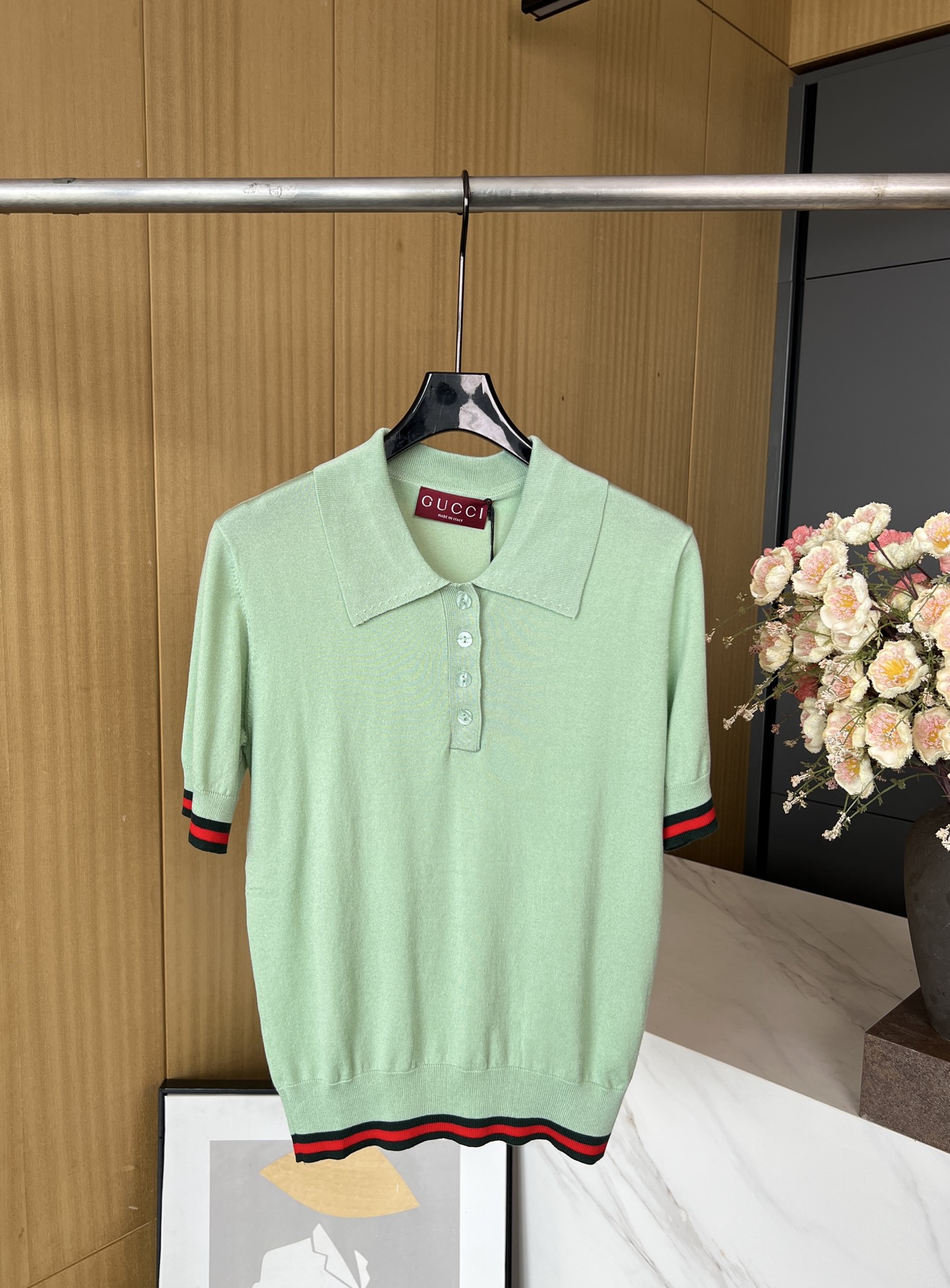 NO:427736,Gucci new early autumn style wool-blend polo shirt Bean green wool-blend knitted fabric, classic red and green webbing piping, polo neckline Button closure, slim elastic fit, ribbed hem, casual fit S M L, gucci, alexander wang19860909Gucci 早秋新款 羊毛混纺polo衫 豆绿色羊毛混纺针织面料、经典红绿织带滚边、polo领口 纽扣开合、修身弹力版型、罗纹下摆、休闲版型 码数S M L,,gucci,alexander wang,Women's clothing