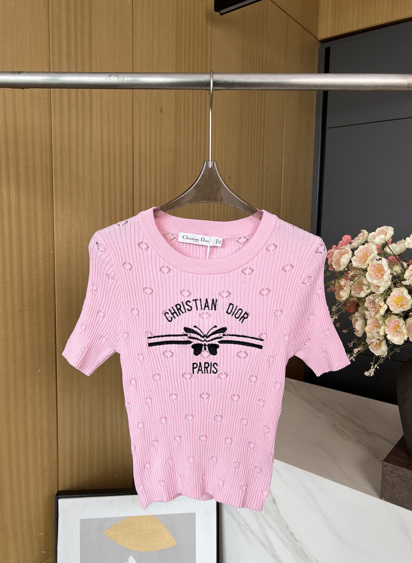 NO:427806,DIOR early autumn new style knitted round neck short sleeves matched with flexible butterfly elements, delicate knitted textures, exquisite hollow heart-shaped embellishment with soft and skin-friendly touch, casual style. S M L,,dior,T-shirt,alexander wang19860909DIOR 早秋新款 针织圆领短袖 搭配灵动蝴蝶元素、细腻针织纹理、精致镂空心形点缀触感柔软亲肤、休闲版型 码数S M L,,dior,T-shirt,alexander wang,Women's clothing