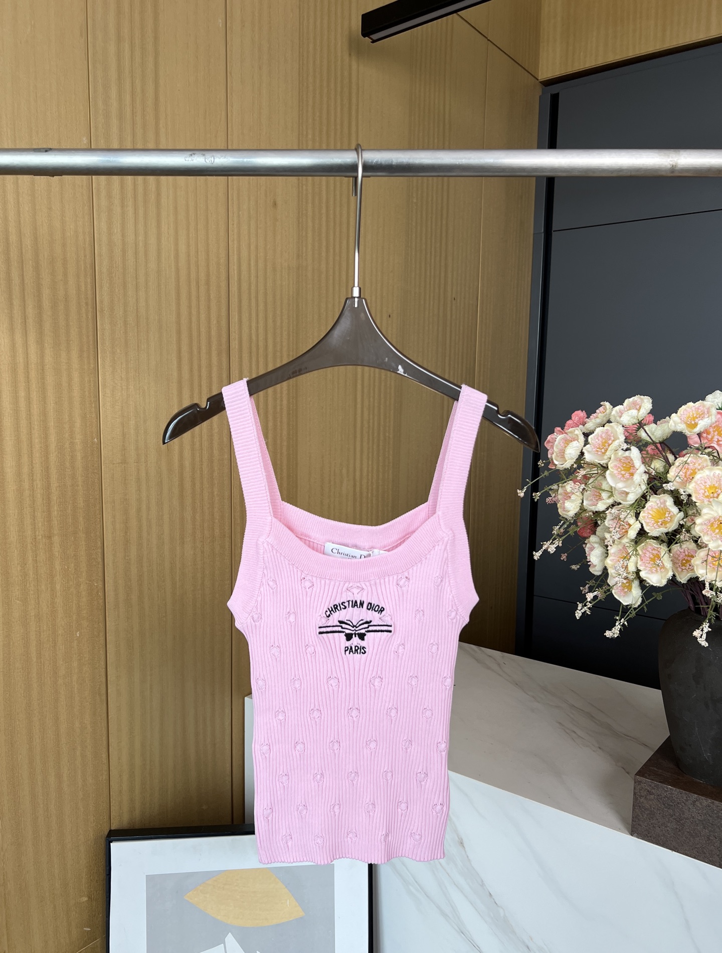 NO:427763,DIOR early autumn new style knitted round neck suspender vest paired with flexible butterfly elements, delicate knitted texture, exquisite hollow heart-shaped embellishment with soft and skin-friendly touch, casual style. S M L, dior, alexander wang19860909DIOR 早秋新款 针织圆领吊带背心 搭配灵动蝴蝶元素、细腻针织纹理、精致镂空心形点缀触感柔软亲肤、休闲版型 码数S M L,,dior,alexander wang,Women's clothing