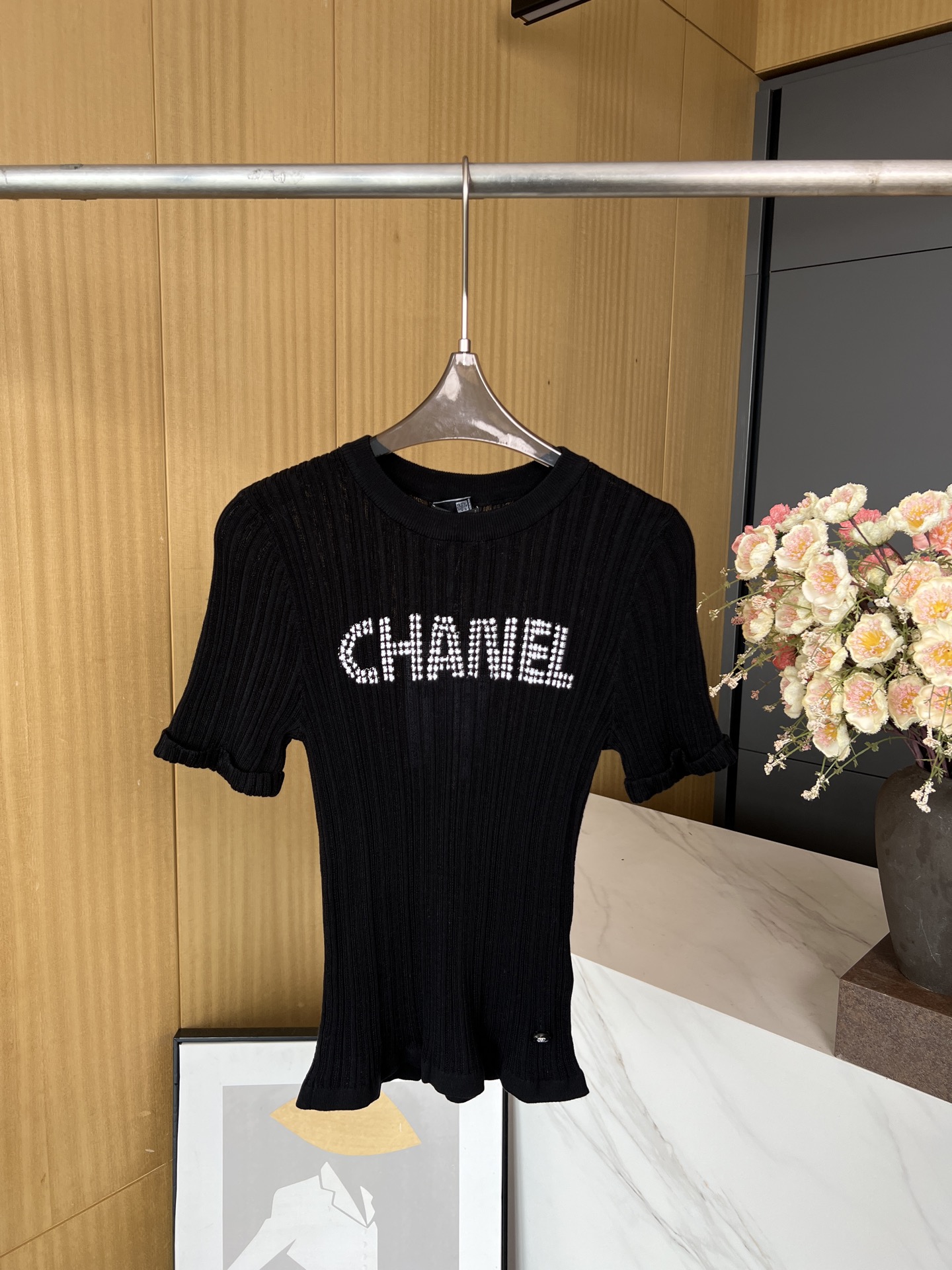 NO:427744,CHANE* Spring and summer new style round neck pit strip knit short sleeves, folded cuffs vertical pit strips full texture. Contrasting letter jacquard design on chest brand, casual style S M L, chanel, T-shirt, alexander wang19860909CHANE* 春夏新款 圆领坑条针织短袖、袖口折边竖坑条肌理感十足 胸前品牌撞色字母提花设计、休闲版型 码数S M L,,chanel,T-shirt,alexander wang,Women's clothing