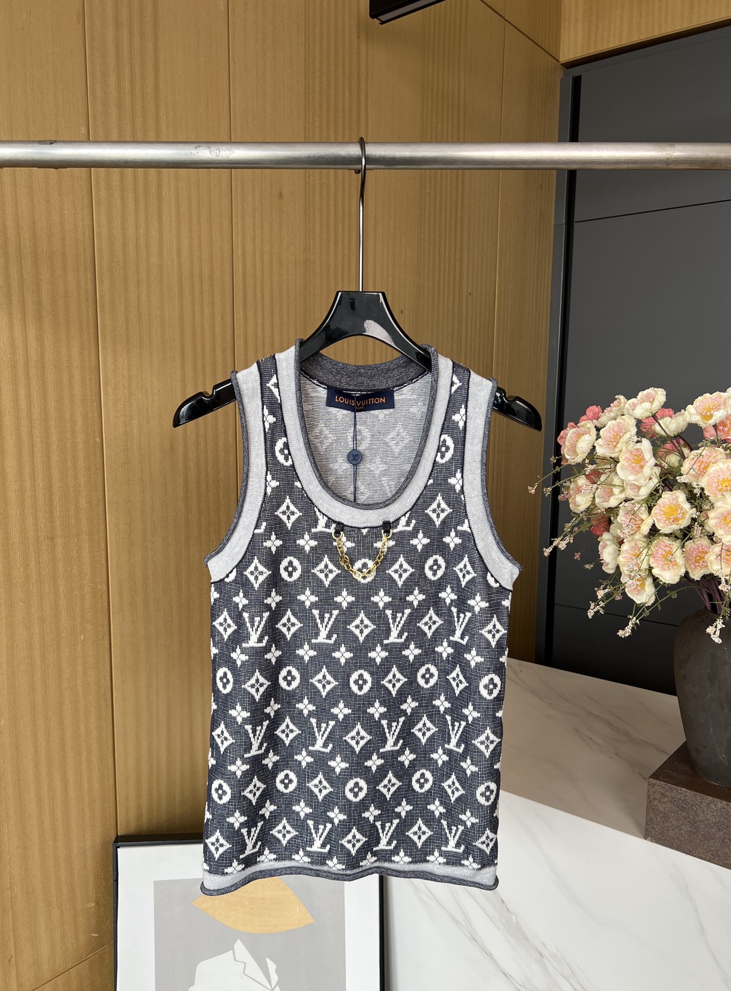 NO:427791,Louis Vuitton New spring and summer style presbyterian knitted sleeveless vest, black and white color scheme, classic presbyterian pattern with gray border, sleeveless design makes it look slim and fashionable, casual style S M L,,louis vuitton,louis vuitton,alexander wang19860909LouisVuitton 路易 春夏新款 老花针织无袖背心,黑白配色、经典老花图案搭配灰色边框、无袖设计显瘦又时尚、休闲版型 码数S M L,,louis vuitton,louis vuitton,alexander wang,Women's clothing