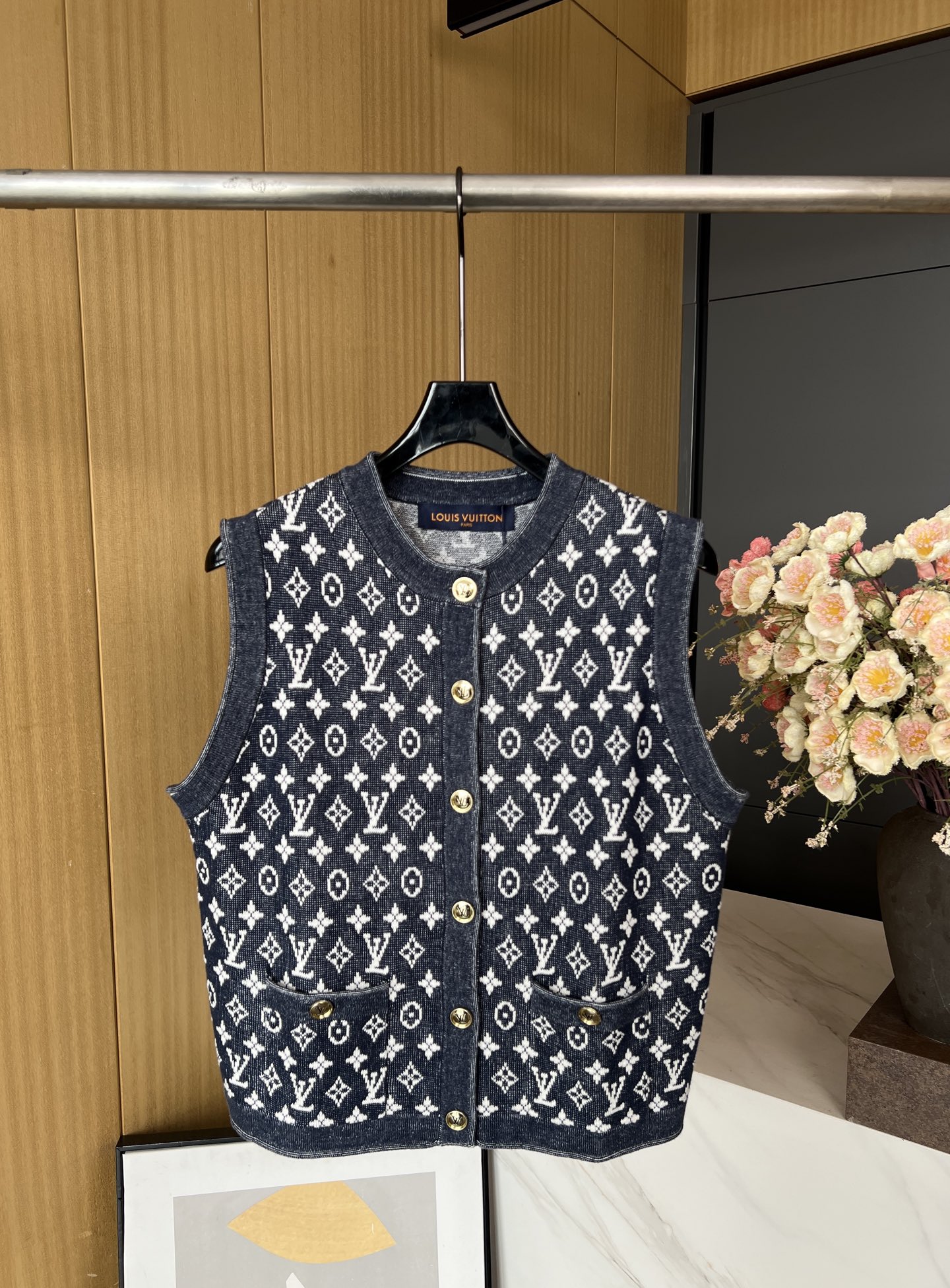 NO:427796,Louis Vuitton New spring and summer style presbyterian knitted vest cardigan, black and white color scheme, classic presbyterian pattern with gray border, sleeveless design makes it look slim and fashionable, casual style S M L,,louis vuitton,louis vuitton,alexander wang19860909LouisVuitton 路易 春夏新款 老花针织马甲开衫,黑白配色、经典老花图案搭配灰色边框、无袖设计显瘦又时尚、休闲版型 码数S M L,,louis vuitton,louis vuitton,alexander wang,Women's clothing