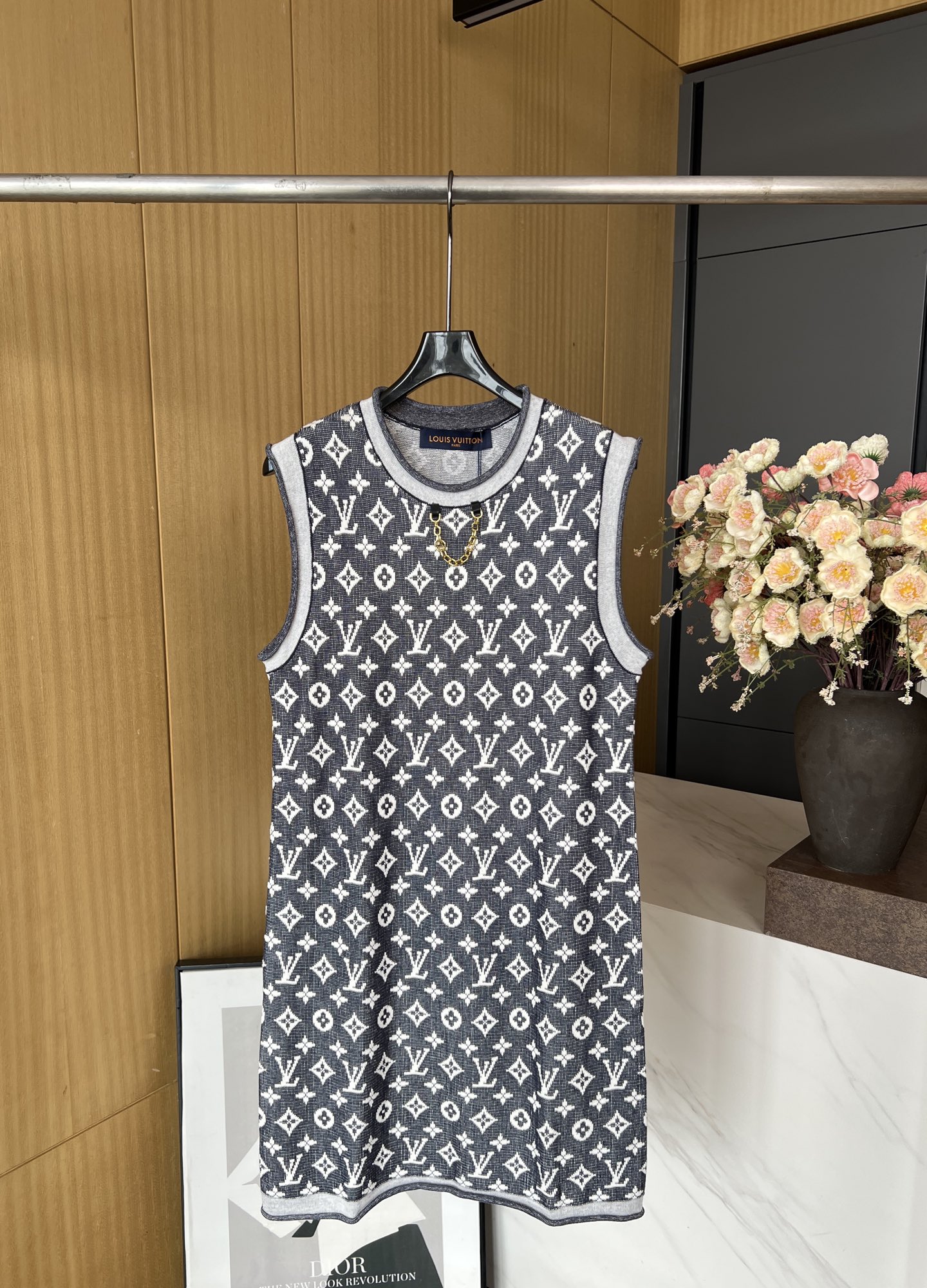 NO:427801,Louis Vuitton New spring and summer style presbyterian knitted sleeveless dress, black and white color scheme, classic presbyterian pattern with gray border, sleeveless design makes it look slim and fashionable, casual style S M L,,louis vuitton,louis vuitton,skirts,alexander wang19860909LouisVuitton 路易 春夏新款 老花针织无袖连衣裙,黑白配色、经典老花图案搭配灰色边框、无袖设计显瘦又时尚、休闲版型 码数S M L,,louis vuitton,louis vuitton,skirts,alexander wang,Women's clothing