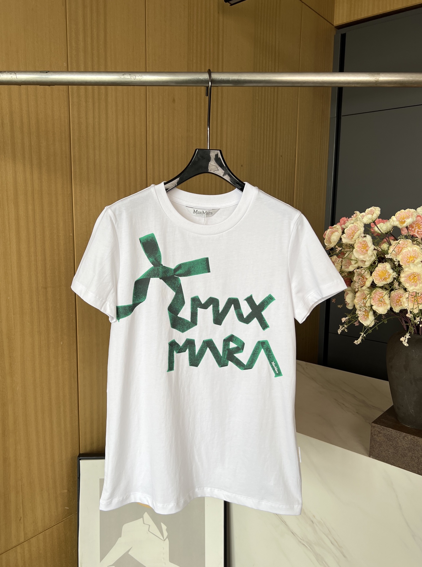 NO:432048,MaxMara Spring and Summer New Style Bow Letter Short-Sleeve T-shirt, Printing craftsmanship on the chest outlines the bow and letter logo pattern composed of ribbons, casual style. SML, T-shirt,tees, t-shirt,alexander wang19860909MaxMara 春夏新款 蝴蝶结字母短袖T恤、胸前利用印花工艺 勾勒出丝带组成的蝴蝶结和字母徽标图案、休闲版型 码数SML,,T-shirt,tees，t-shirt,alexander wang,Women's clothing