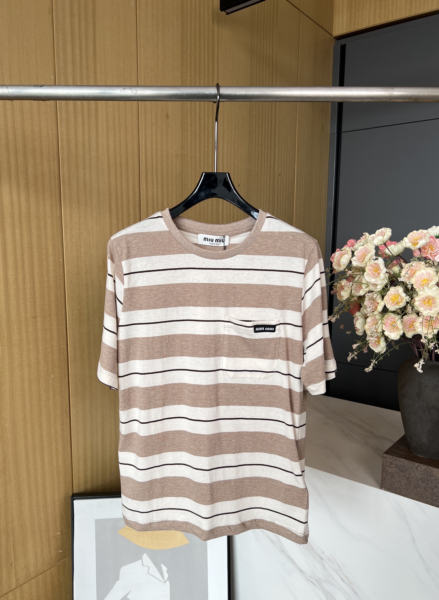 NO:432052,Miumiu Spring and Summer New Logo Contrast Stripe Short-Sleeve T-shirt, Khaki Stripes intertwined, and the upper edge of the chest pocket embellishes the logo to highlight the style and casual style. S M L,,miumiu,T-shirt,tees,t-shirt,alexander wang19860909Miumiu 春夏新款 徽标撞色条纹短袖T恤、卡其色条纹粗细交错、胸前口袋上缘点缀徽标凸显格调理、休闲版型 码数S M L,,miumiu,T-shirt,tees，t-shirt,alexander wang,Women's clothing