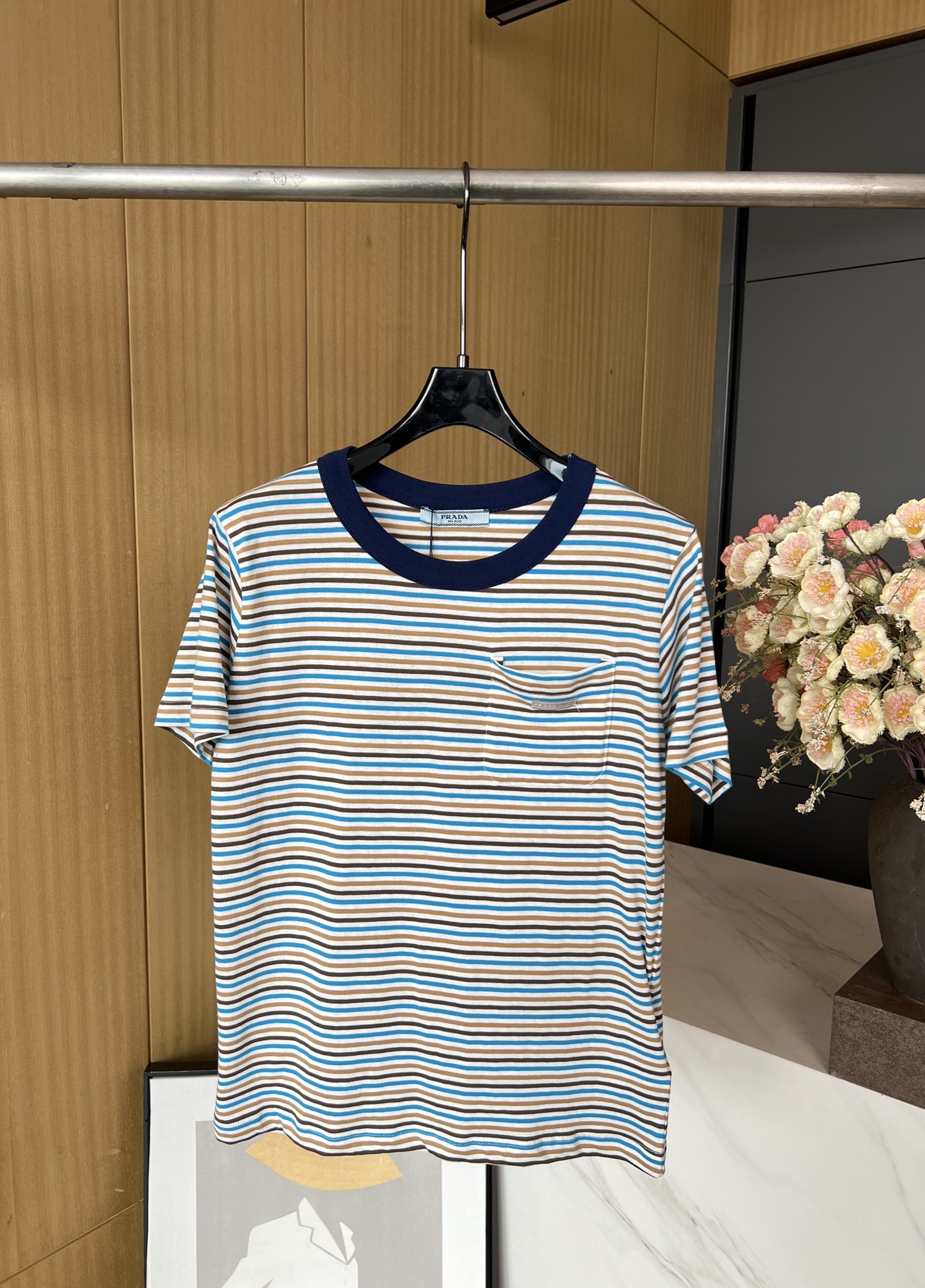 NO:432055,Prada Spring and Summer New Style Contrast Stripe Short-sleeved T-shirt, Yellow stripes super white, small pockets on the chest embroidery exquisite, soft and comfortable Contrast round neck design, casual style S M L,,prada, T-shirt,tees, t-shirt,alexander wang19860909Prada 春夏新款 撞色条纹短袖T恤、黄色条纹超显白、胸前小口袋点缀 小标刺绣精致、柔软舒适 撞色圆领设计、休闲版型 码数S M L,,prada,T-shirt,tees，t-shirt,alexander wang,Women's clothing