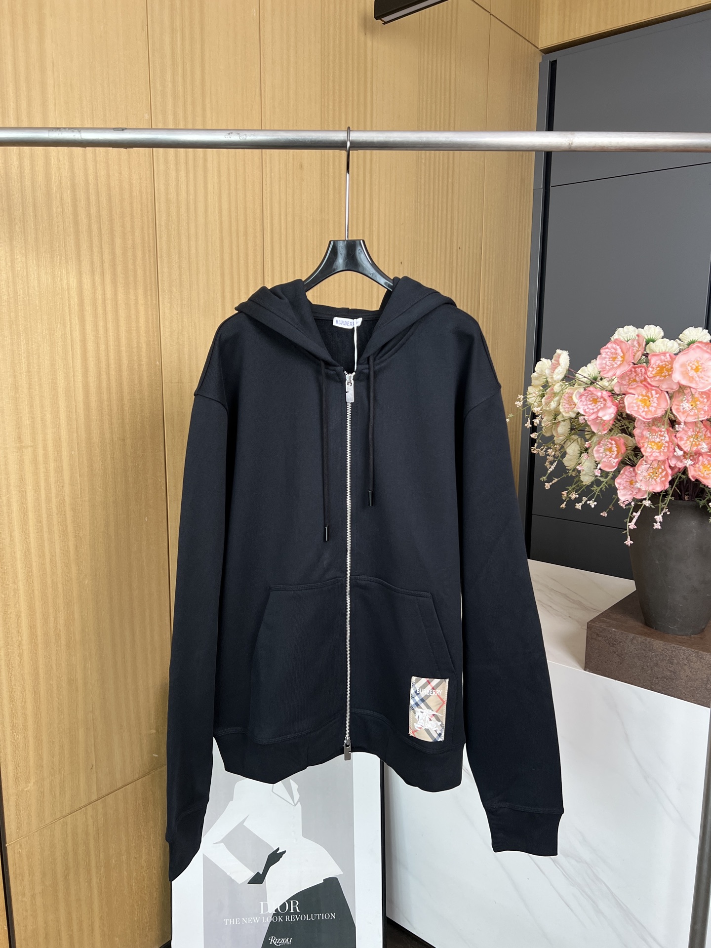 NO:436057,Burberry's new early autumn style knitted long-sleeved hooded jacket, classic war horse label embellishment at hem, double threading at collar and sleeves on shoulders, metal double-headed zippered closure placket, simple design style, casual style, same style for men and women S M L XL, burberry, jackets & coats,hats,alexander wang19860909Burberry 早秋新款 针织毛圈长袖连帽外套、下摆经典战马标签点缀、衣领和衣袖肩膀处双走线、金属双头拉链开合门襟、简单设计款式、休闲版型、男女同款 码数S M L XL,,burberry,jackets & coats,hats,alexander wang,Women's clothing