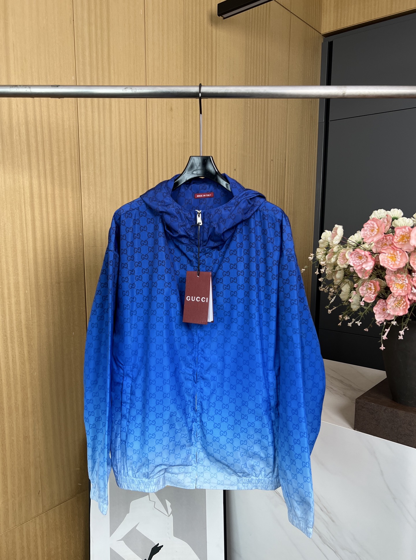 NO:435650,Gucci Autumn and Winter New Woven Print Hooded Long Sleeve Jacket Gradient Blue and White Design, Classic Brand GG Printing Pattern, Fixed Hood with Inner Drawstring, Elastic Elastic Hem and Cuffs, Zippered Open and Closed Plate, Inner White Liquid, Slightly Loose Style, Men and Women Size S M L XL, Gucci, Jackets & Coats, Hats, Alexander Wang19860909Gucci 秋冬新款 梭织印花连帽长袖外套 渐变蓝白设计、满身经典品牌GG印花图案、固定兜帽带内层抽绳、弹力松紧下摆和袖口、拉链开合门襟、内里白色里布、微宽松版型、男女同款 码数 S M L XL,,gucci,jackets & coats,hats,alexander wang,Women's clothing