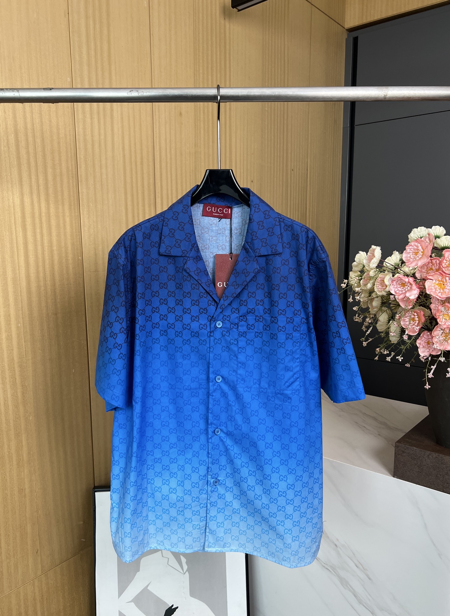 NO:436046,Gucci early autumn new style cotton printed lapel short-sleeved shirt, classic double g interlocking pattern, dark blue to white gradient effect, single side patch pocket for front chest, blue lettering button placket, casual style S M L XL,,gucci, T-shirt,alexander wang19860909Gucci 早秋新款 棉质印花翻领短袖衬衣、满身经典双g互扣图案、深蓝色到白色渐变效果、前胸单侧贴布口袋、蓝色刻字纽扣门襟、休闲版型 码数S M L XL,,gucci,T-shirt,alexander wang,Women's clothing