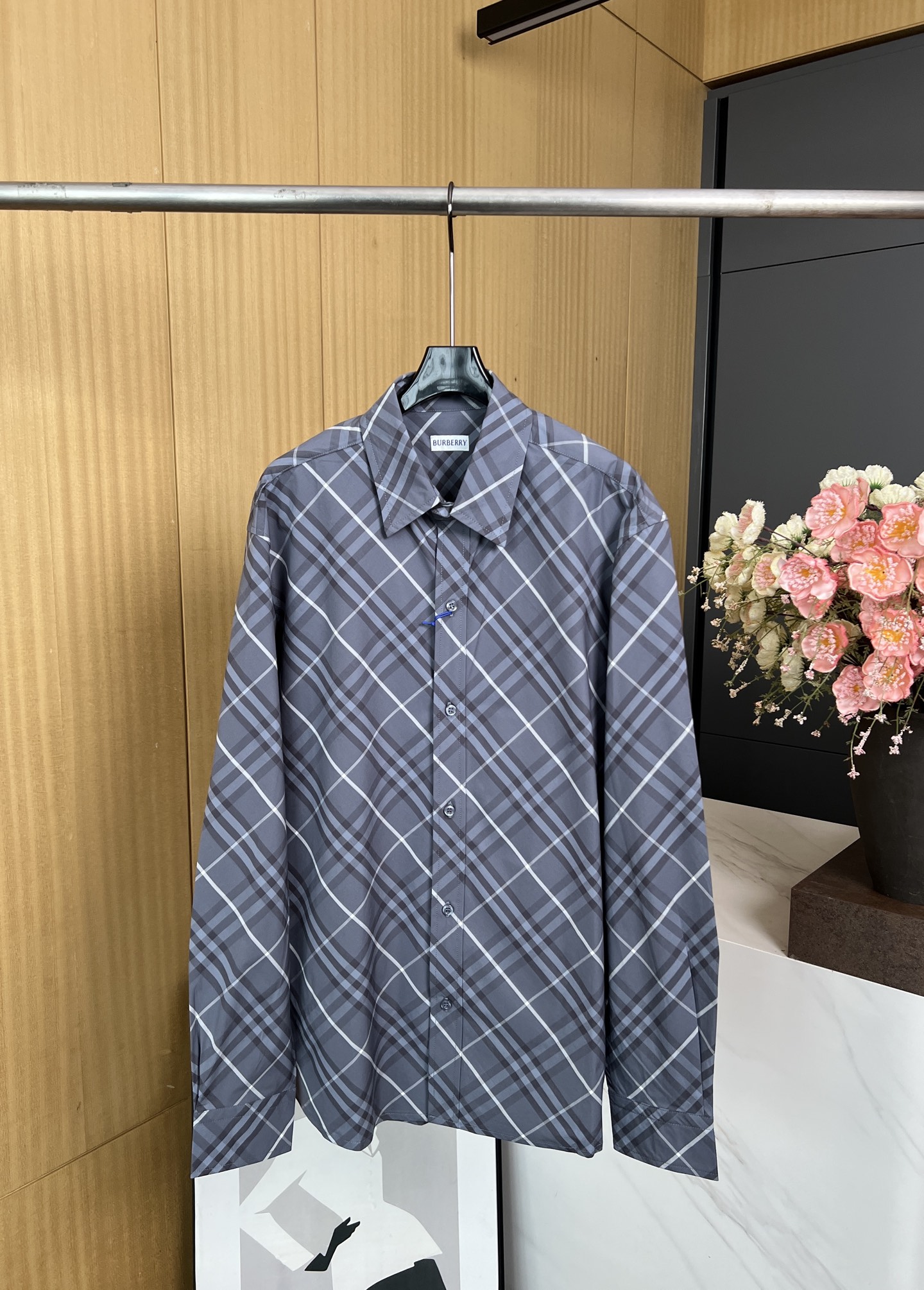 NO:436038,Burberry early autumn new style knitted plaid long-sleeved lapel shirt, decoration Burberry classic plaid, snap buckle closure, tip-neck details design, simple design style, non-selected people wearing, curved hem, casual style S M L XL,,burberry,alexander wang19860909Burberry 早秋新款 针织格纹长袖翻领衬衣、装饰 Burberry经典格纹、按扣开合 尖领细节设计、简单设计款式、不挑人穿、弧形衣摆、休闲版型 码数S M L XL,,burberry,alexander wang,Women's clothing