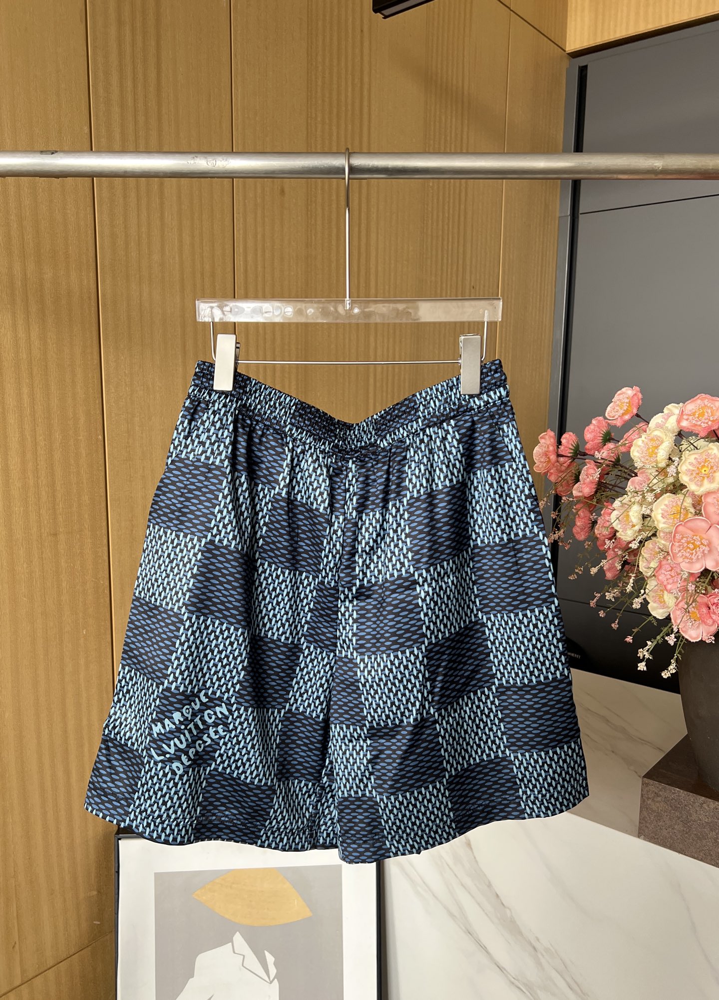 NO:428580,LOUIS VUITTON LOUIS VUITTON LOUIS early autumn new style silk jacquard casual shorts, Monogram chess board jacquard pattern dark blue pattern effect, same color drawstring embellished with old metal hanging particles, rear flip button pocket, elastic belt elastic waist circumference, oblique socket pocket details, casual style S M L XL,,louis vuitton,louis vuitton,shorts,alexander wang19860909LOUIS VUITTON 路易 早秋新款 丝质提花休闲短裤、Monogram 棋盘提花图案深蓝色花纹效果 同色系抽绳点缀做旧金属吊粒、后翻盖纽扣口袋、弹力带松紧腰围、斜插口袋细节,休闲版型 码数S M L XL,,louis vuitton,louis vuitton,shorts,alexander wang,Women's clothing