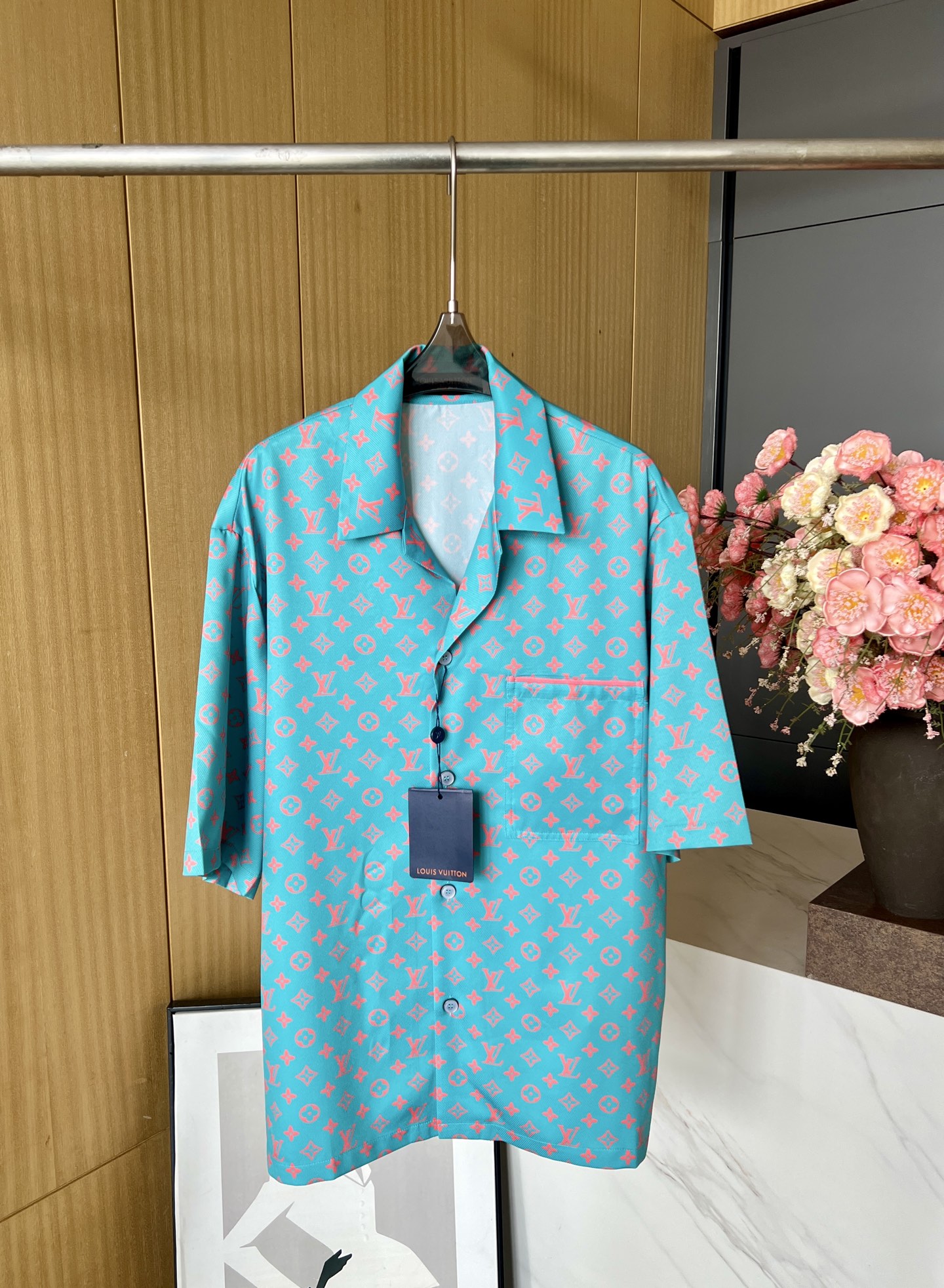 NO:436042,LOUIS VUITTON LOUIS VUITTON LOUIS early autumn new style, silk printed lapel short-sleeved shirt, full-size Monogram Glow pattern, green background red pattern contrast design, full-size logo printing, pocket with contrasting color striped pearlescent buttons, metal base, casual style S M L XL,,louis vuitton,louis vuitton,T-shirt,alexander wang19860909LOUIS VUITTON 路易 早秋新款、丝质印花翻领短袖衬衣、铺陈全幅 Monogram Glow图案、绿底红色花纹撞色设计、全幅标识印花、口袋配有撞色镶边珠光纽扣,配有金属底座、休闲版型 码数S M L XL,,louis vuitton,louis vuitton,T-shirt,alexander wang,Women's clothing