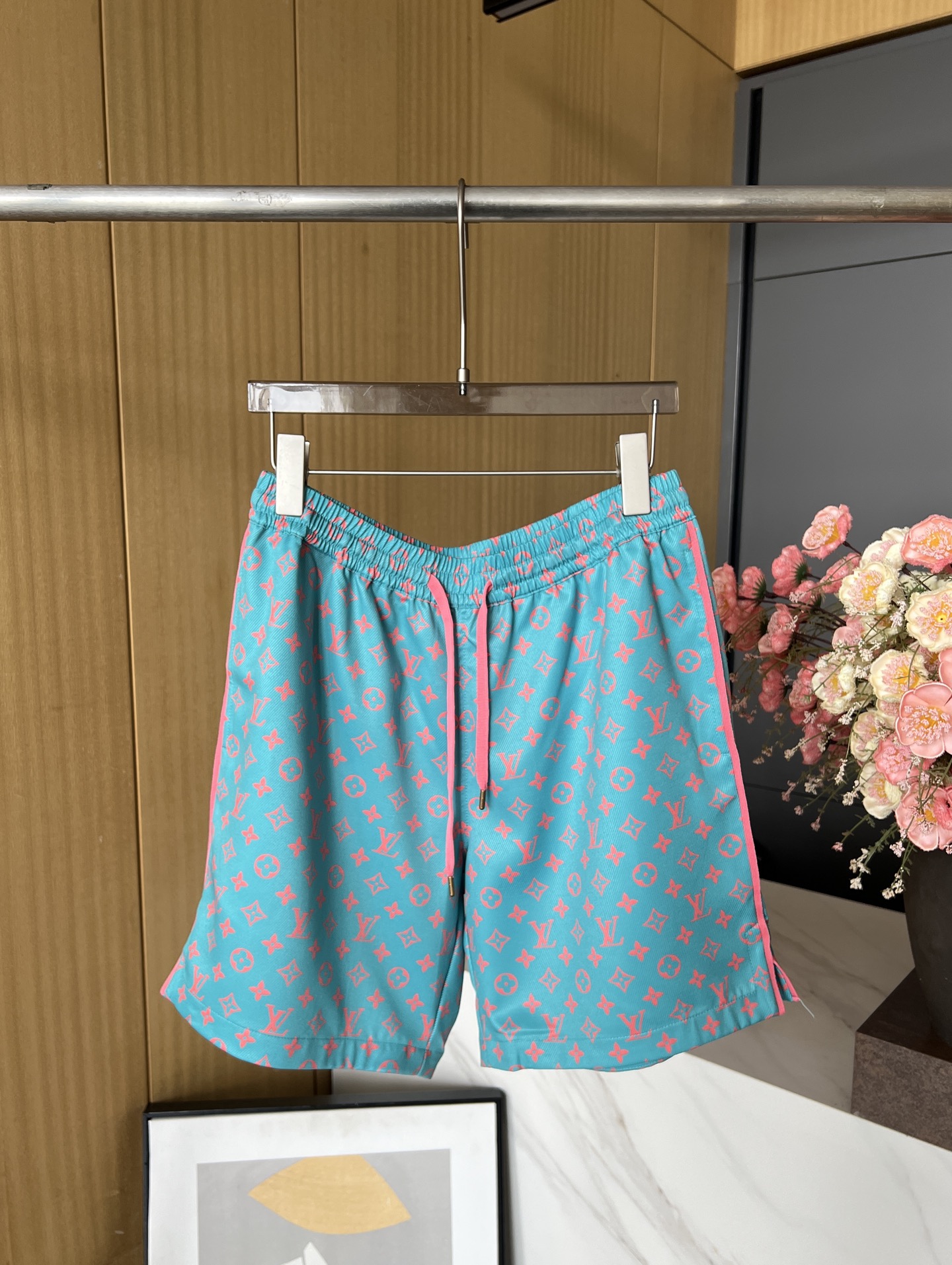 NO:436044,LOUIS VUITTON LOUIS VUITTON LOUIS early autumn new silk jacquard casual shorts, Monogram Glow print, bright pattern and fresh background, contrasting color of trouser legs, full-frame logo print, elastic drawstring waist, casual style S M L XL,,louis vuitton,louis vuitton,shorts,alexander wang19860909LOUIS VUITTON 路易 早秋新款 丝质提花休闲短裤、幅Monogram Glow 印花、明丽图案与清新背景、裤腿撞色镶边全幅标识印花、弹力抽绳腰部、休闲版型 码数S M L XL,,louis vuitton,louis vuitton,shorts,alexander wang,Women's clothing