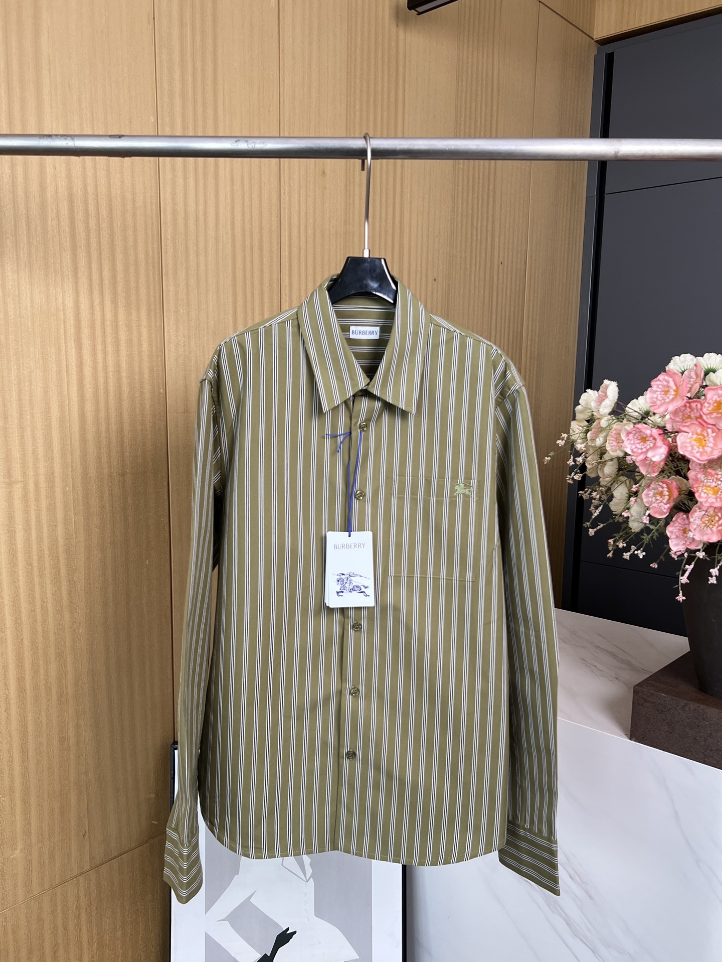 NO:436040,Burberry's early autumn new style, knitted striped long-sleeved lapel shirt, high-quality plaid tailoring, military green cotton fabric with black and white stripes, patch pockets embroidered war horse embroidered buttons, pointed collar details, casual style S M L XL,,burberry,alexander wang19860909Burberry 早秋新款、针织条纹长袖翻领衬衣、高品质对格剪裁、军绿色棉质面料搭配黑白条纹、贴布口袋点缀战马刺绣纽扣开门襟、尖领细节设计、休闲版型 码数S M L XL,,burberry,alexander wang,Women's clothing