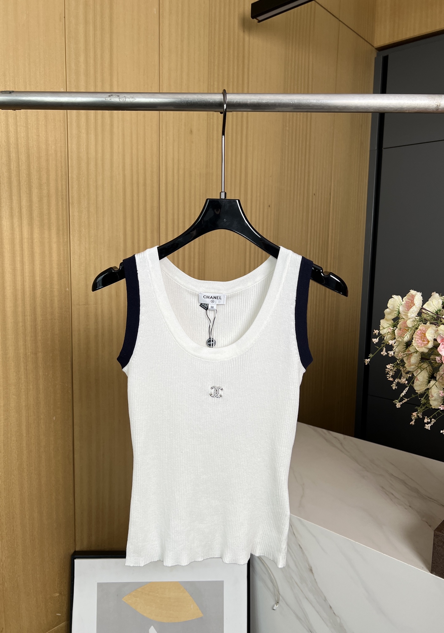 NO:432915,Chanel Xiaoxiang Spring and summer new style Contrast color knitted vest, embroidered double C letter logo decoration on chest, highlighting body style playful age-reducing, casual style SML, chanel, alexander wang19860909Chanel 小香 春夏新款 撞色针织背心、胸前刺绣双C字母徽标装饰、突显身材风格俏皮减龄、休闲版型 码数SML,,chanel,alexander wang,Women's clothing