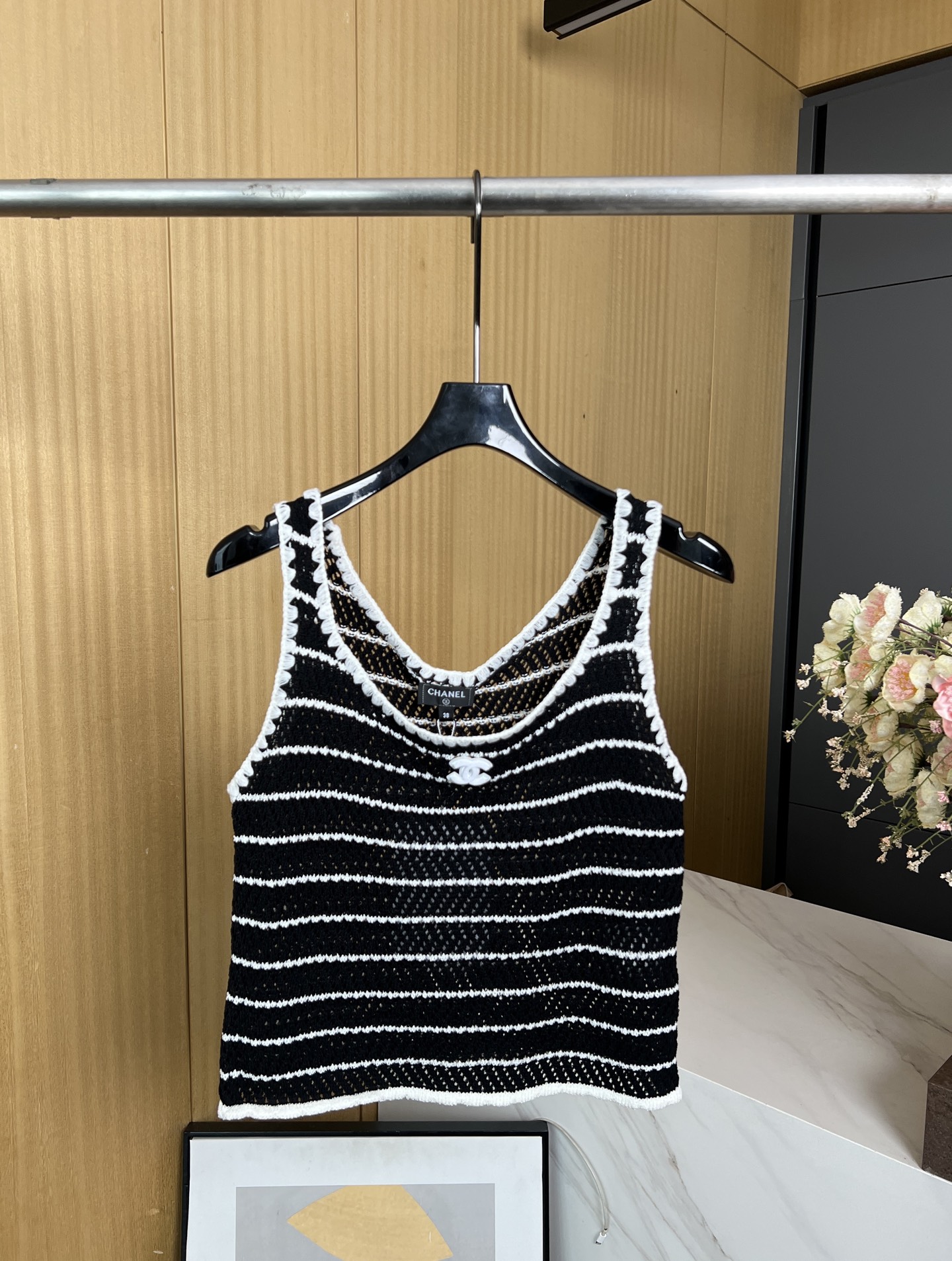 NO:432962,Chanel Xiaoxiang Spring and Summer New Style Black and White Striped Knitted Sling Vest, Black and White Striped Match, Small Lace Design on both sides of the shoulder strap, suitable for summer outfits and casual styles. Size S M L,,chanel,alexander wang19860909Chanel 小香 春夏新款 黑白条纹针织吊带背心、黑色白色条纹搭配、肩带两侧点缀小花边设计、适合夏季穿搭、休闲版型 码数S M L,,chanel,alexander wang,Women's clothing