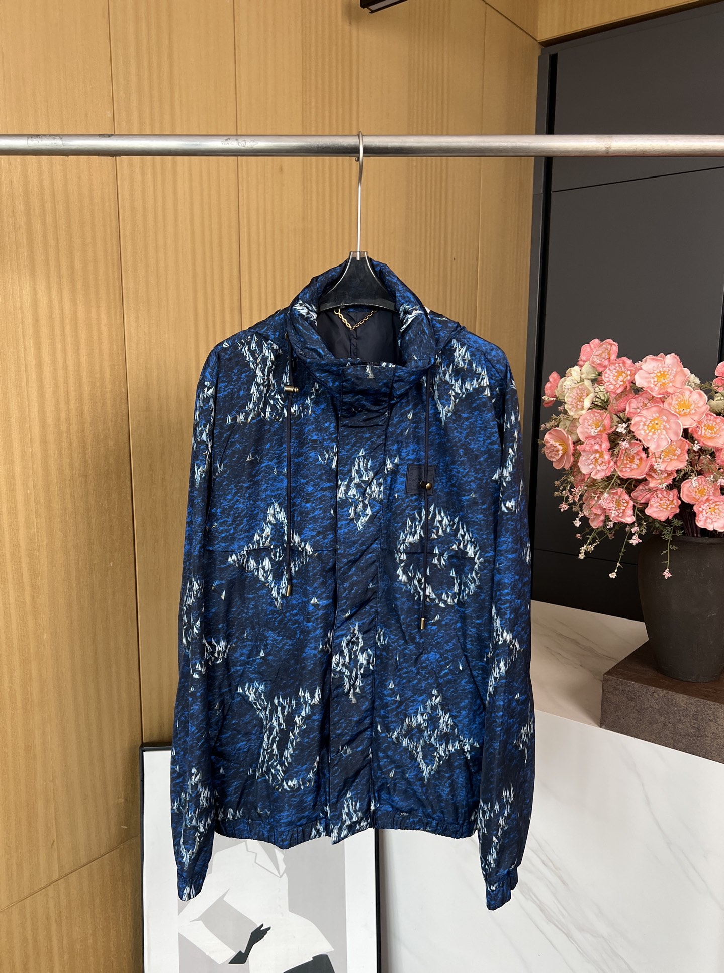 NO:436056,Louis Vuitton, new style of early autumn, hooded lapel hooded jacket jacket, LV Regatta pattern depicts the bustling port, cleverly echoes the theme of the seasonal cruise, rubber patches embellish the chest, adjustable hood to facilitate the collar and casual style. S M L XL,,louis vuitton,louis vuitton,louis vuitton,jackets & coats,jackets & coats,hats,alexander wang19860909LouisVuitton 路易 早秋新款 连帽翻领连帽夹克外套、LVRegatta 图案描摹繁华港口 与当季航游主题巧妙呼应、橡胶贴饰点缀胸前,可调节风帽方便收入衣领、休闲版型 码数S M L XL,,louis vuitton,louis vuitton,louis vuitton,jackets & coats,jackets & coats,hats,alexander wang,Women's clothing