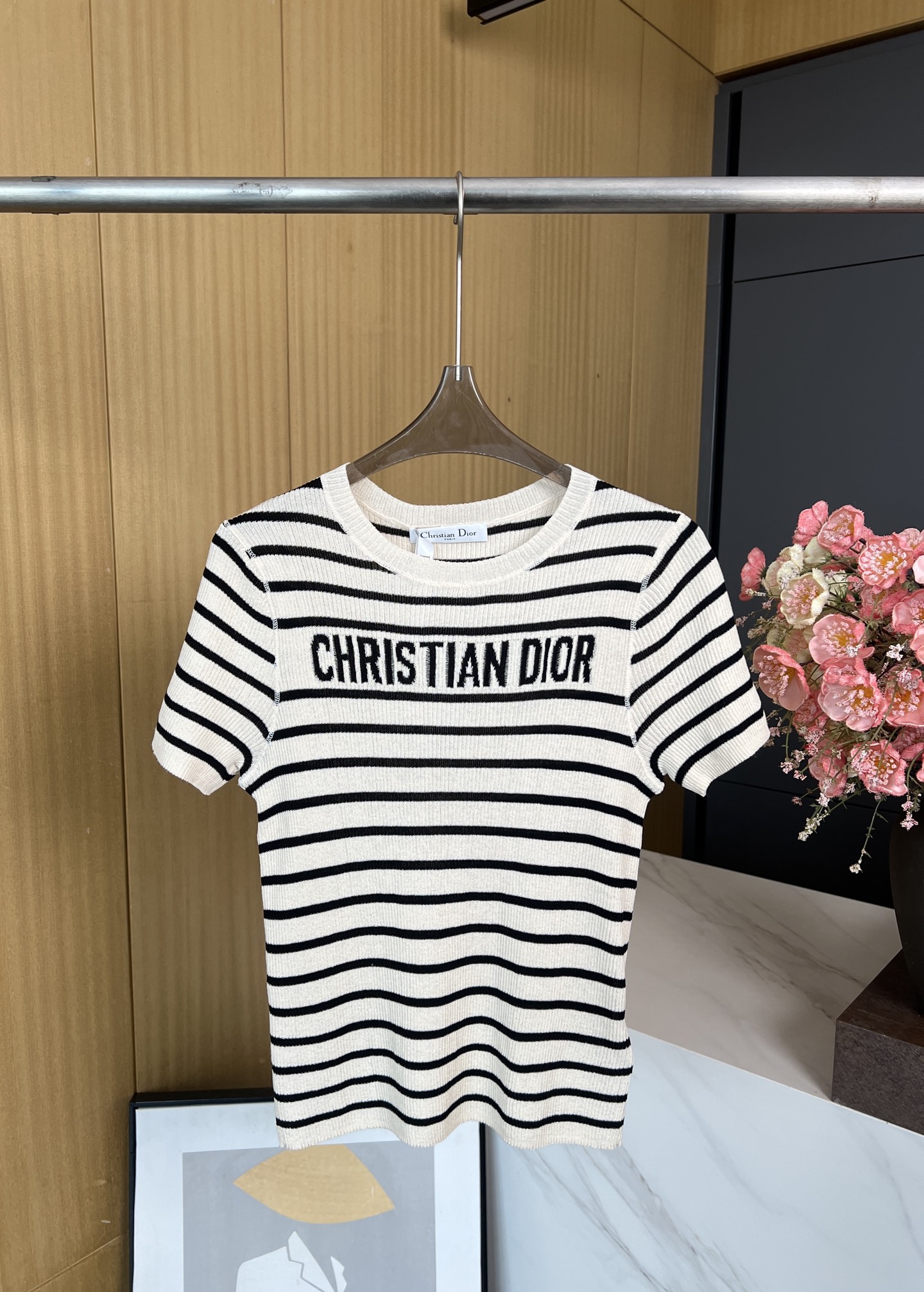 NO:417990,Dior spring and summer new short-sleeved sweater, linen-blend knitted fabric, front with Christian Dior logo, casual style S M L,,dior,T-shirt,alexander wang19860909Dior 春夏新款 短袖针织衫、采用亚麻混纺针织面料、正面饰以 Christian Dior 标志、休闲版型 码数S M L,,dior,T-shirt,alexander wang,Women's clothing