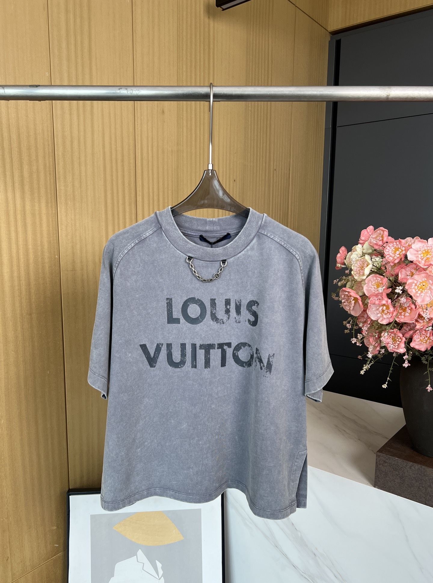 NO:417978,Louis Vuitton, new early autumn style, wash-water vintage old short-sleeved T, fading effect of large Louis Vuitton logo on the chest, thick cotton knitted box-shaped cut, casual style. S M L,,louis vuitton,louis vuitton,T-shirt,alexander wang19860909LouisVuitton 路易 早秋新款 洗水复古做旧短袖T、烘托胸前大号路易威登标识的褪色效果、厚实棉质针织呈现箱型剪裁、休闲版型 码数S M L,,louis vuitton,louis vuitton,T-shirt,alexander wang,Women's clothing