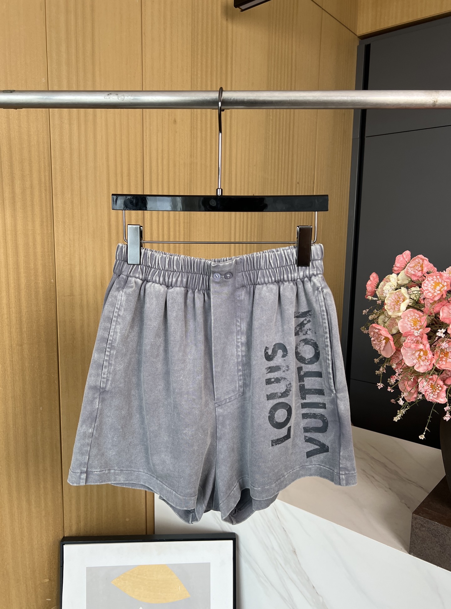 NO:417986,Louis Vuitton, new early autumn style, wash-water vintage old shorts, large Louis Vuitton logo, fading effect, elastic waist, casual style, S M L,,louis vuitton,louis vuitton,shorts,alexander wang19860909LouisVuitton 路易 早秋新款 洗水复古做旧短裤、大号路易威登标识的字母褪色效果、松紧腰、休闲版型 码数S M L,,louis vuitton,louis vuitton,shorts,alexander wang,Women's clothing