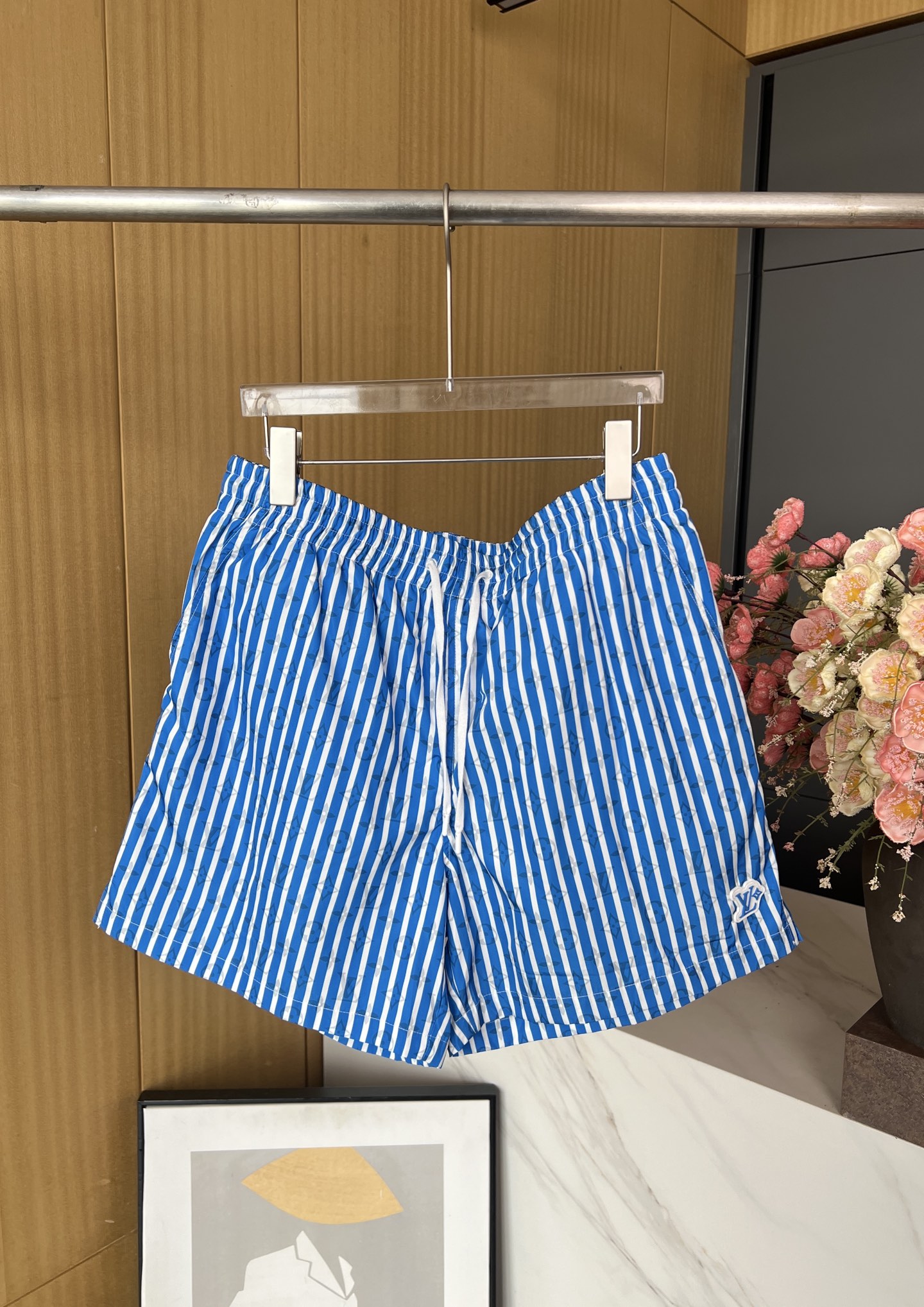 NO:439789,Men's Louis Vuitton Louis early autumn new MONOGRAM striped beach shorts, rubber LV Patch patch, full Monogram pattern with fresh stripes, casual style S M L,,louis vuitton,louis vuitton,louis vuitton,louis vuitton,shorts,alexander wang19860909男款LouisVuitton 路易 早秋新款 MONOGRAM 条纹沙滩短裤、橡胶 LV Patch 贴饰、全幅 Monogram 图案叠加清新条纹、休闲版型 码数S M L,,louis vuitton,louis vuitton,louis vuitton,shorts,alexander wang,Women's clothing
