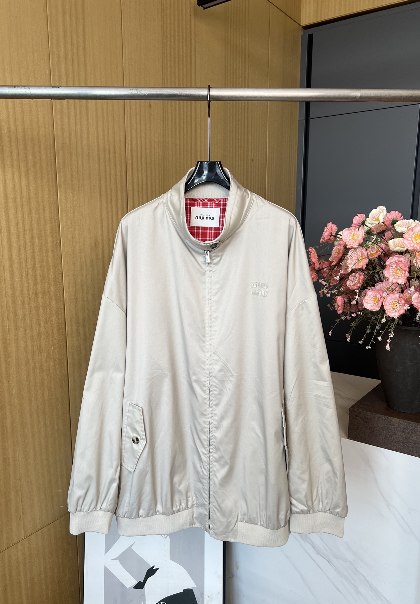 NO:432060,Miu Miu autumn and winter new stand collar loose long sleeve jacket, light brown cotton knitted fabric, red and white plaid lining inside, ribbed collar details, hidden metal zipper closure placket, knitted hem and sleeves Casual styles S M LXL,,miumiu, jackets & coats,alexander wang19860909Miu Miu 秋冬新款 立领宽松长袖外套、浅咖色棉布针织面料、内里红白格纹里布、罗纹内衣领细节、隐藏式金属拉链开合门襟、针织下摆和衣袖 休闲款式 男女同款 码数S M LXL,,miumiu,jackets & coats,alexander wang,Women's clothing