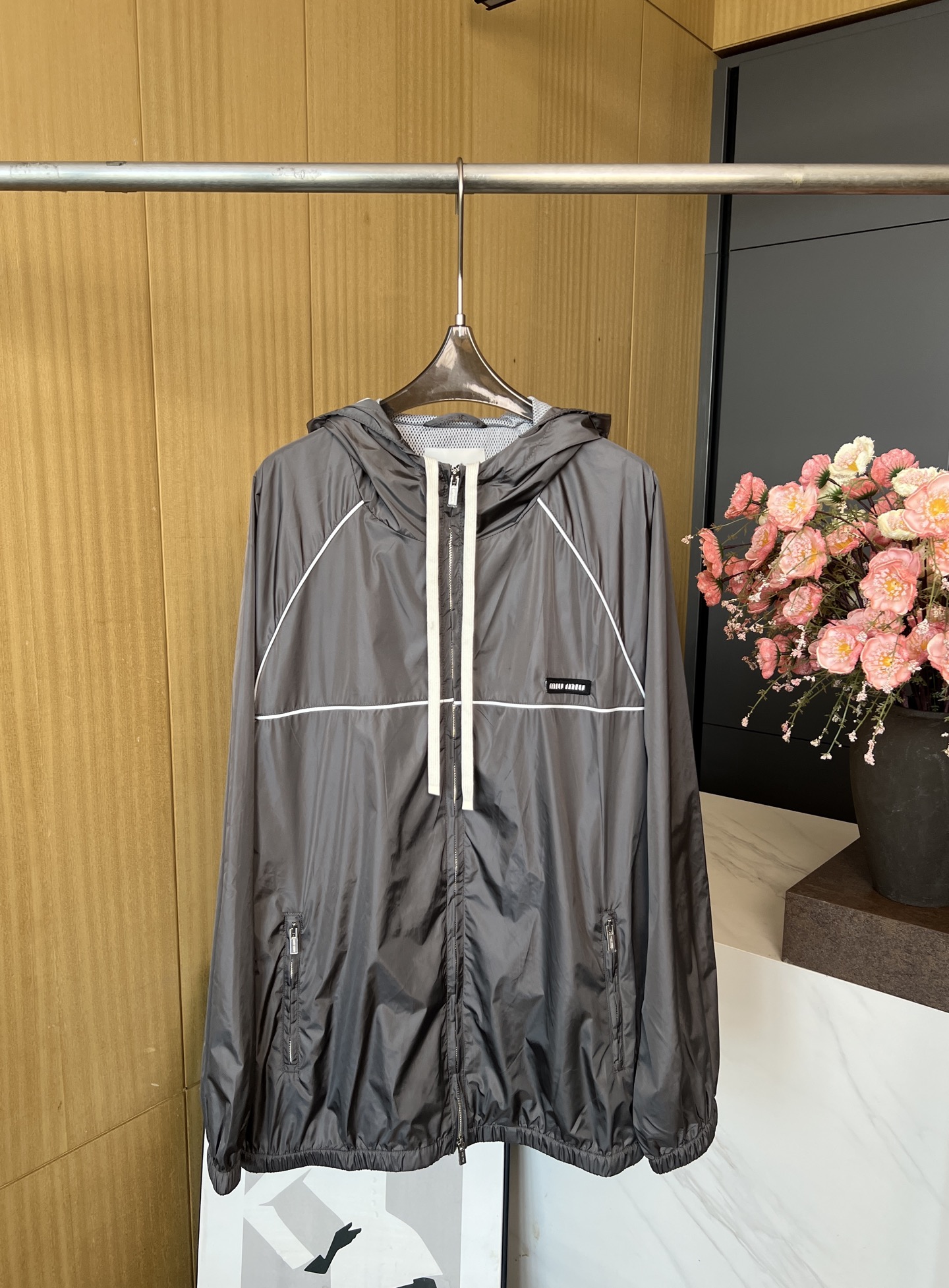 NO:432065,Miu Miu Autumn and Winter New woven hooded long-sleeved jacket, inner mesh brie, casual sports design, elastic elastic waist hem, zippered pocket and placket, lined drawstring hood, front chest brand logo patch, loose fittings S M L XL,,miumiu, jackets & coats,hats,alexander wang19860909Miu Miu 秋冬新款 梭织连帽长袖外套、内里同色系网布里布、休闲运动款式设计、弹力松紧带腰围下摆、拉链口袋和门襟、带衬里抽绳风帽、前胸品牌徽标贴饰、宽松版型 男女同款 码数S M L XL,,miumiu,jackets & coats,hats,alexander wang,Women's clothing