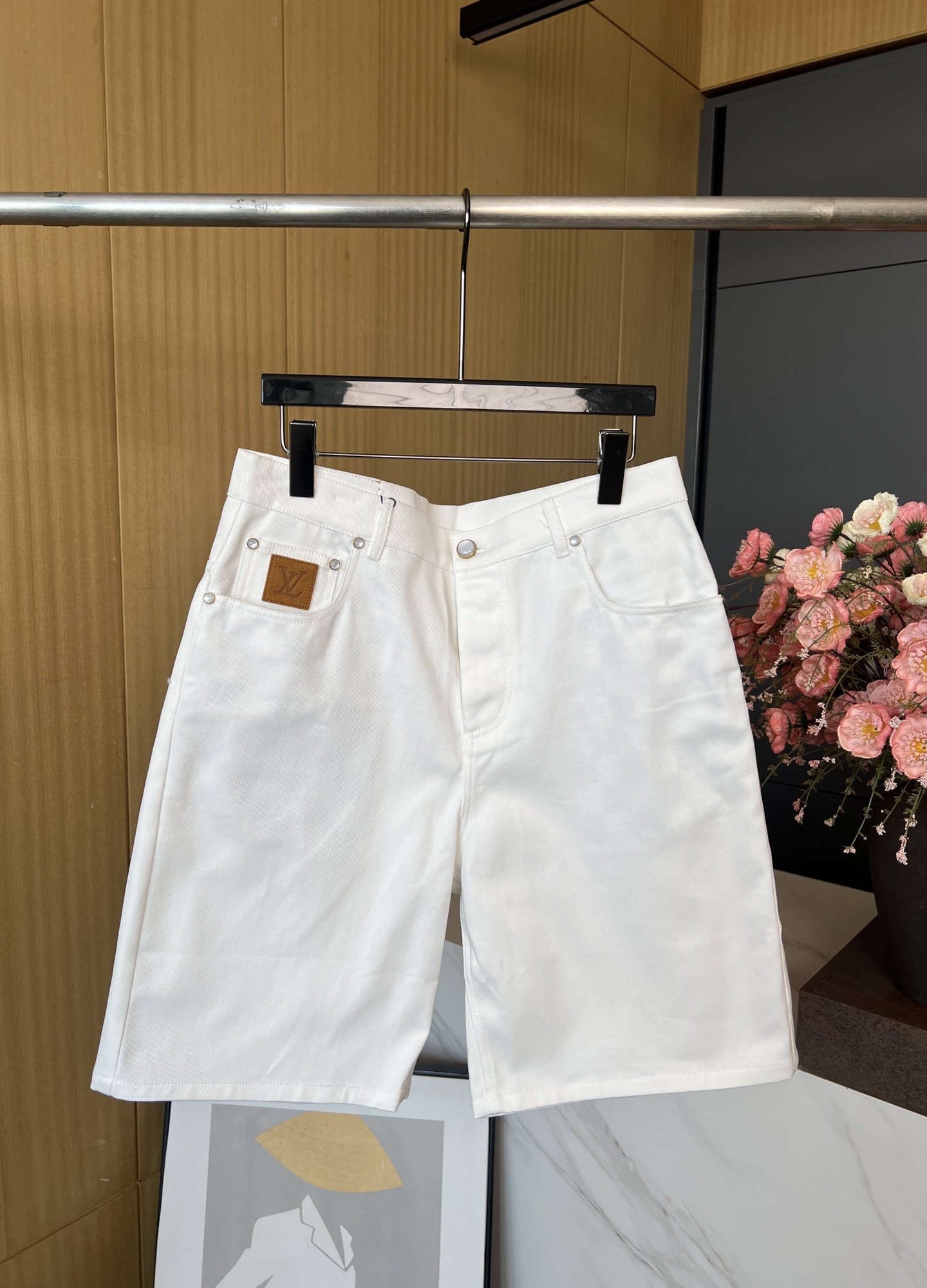 NO:432109,Men's Louis Vuitton Louis autumn and winter new style, light-colored denim cotton shorts, pockets with nubby LV patches, Damier nubby labels, logo inscription pearlescent button closure, classic five-bag jeans cut, rear pockets with bright line forming brand logo, straight-fitting style, casual style S M L XL,,louis vuitton,louis vuitton,louis vuitton, shorts, jeans,alexander wang19860909男款LouisVuitton 路易 秋冬新款、浅色牛仔棉布短裤、口袋配有正绒面革 LV 贴饰、Damier 正绒面革标签、标识铭纹珠光纽扣开合、经典五袋牛仔裤剪裁、后口袋明线构成品牌logo、直筒版型、休闲款式 码数 S M L XL,,louis vuitton,louis vuitton,louis vuitton,shorts,jeans,alexander wang,Women's clothing