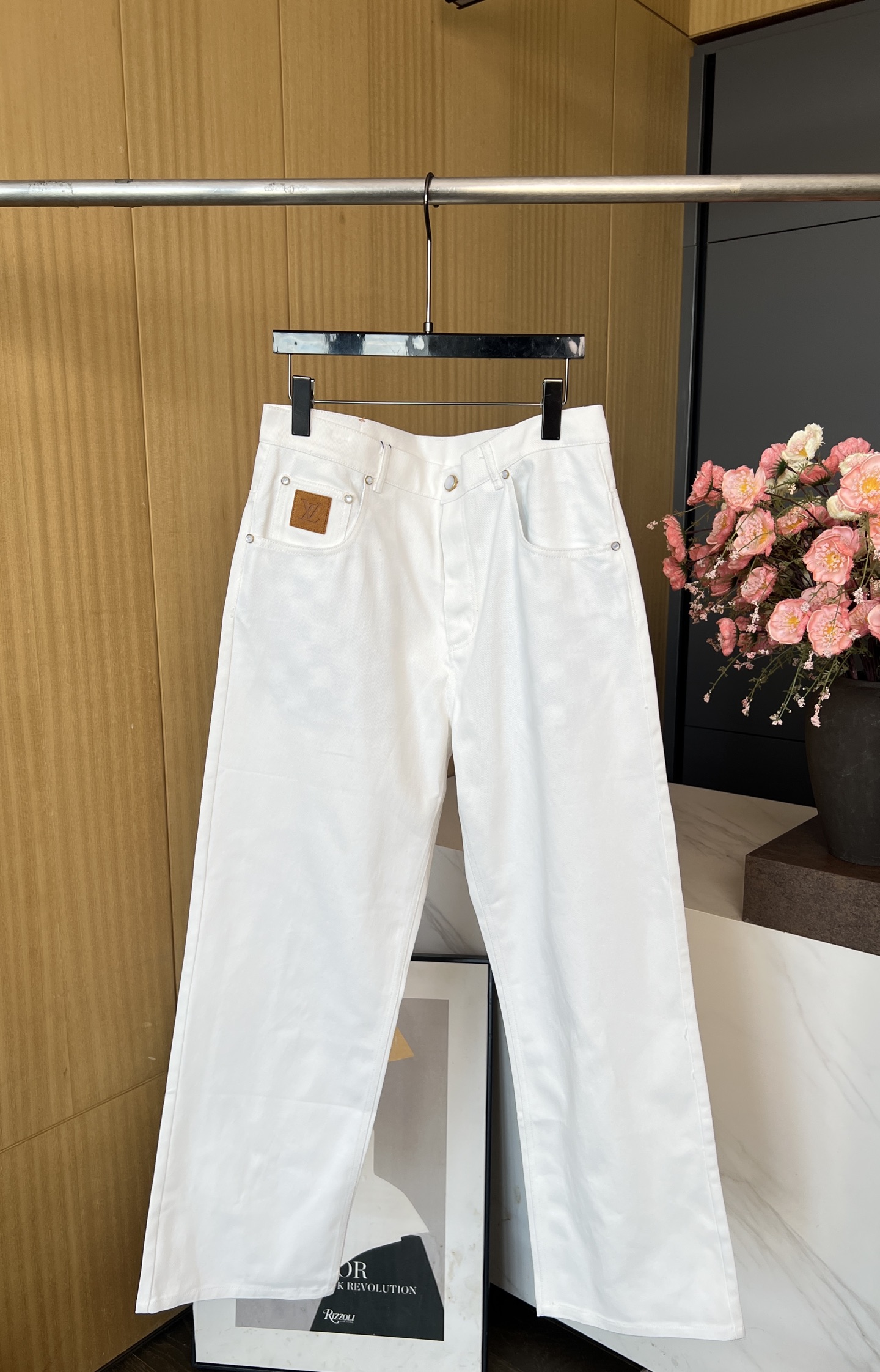 NO:432114,Men's Louis Vuitton Louis autumn and winter new style light-colored denim cotton trousers pockets with nubby leather LV patches, Damier nubby leather labels, logo inscription pearlescent button closure, classic five-bag jeans cut, rear pockets with light lines to form brand logo, straight-fitting style casual style S M L XL,,louis vuitton,louis vuitton,louis vuitton,jeans,alexander wang19860909男款LouisVuitton 路易 秋冬新款 浅色牛仔棉布长裤 口袋配有正绒面革 LV 贴饰、Damier 正绒面革标签、标识铭纹珠光纽扣开合、经典五袋牛仔裤剪裁、后口袋明线构成品牌logo、直筒版型 休闲款式 码数S M L XL,,louis vuitton,louis vuitton,louis vuitton,jeans,alexander wang,Women's clothing