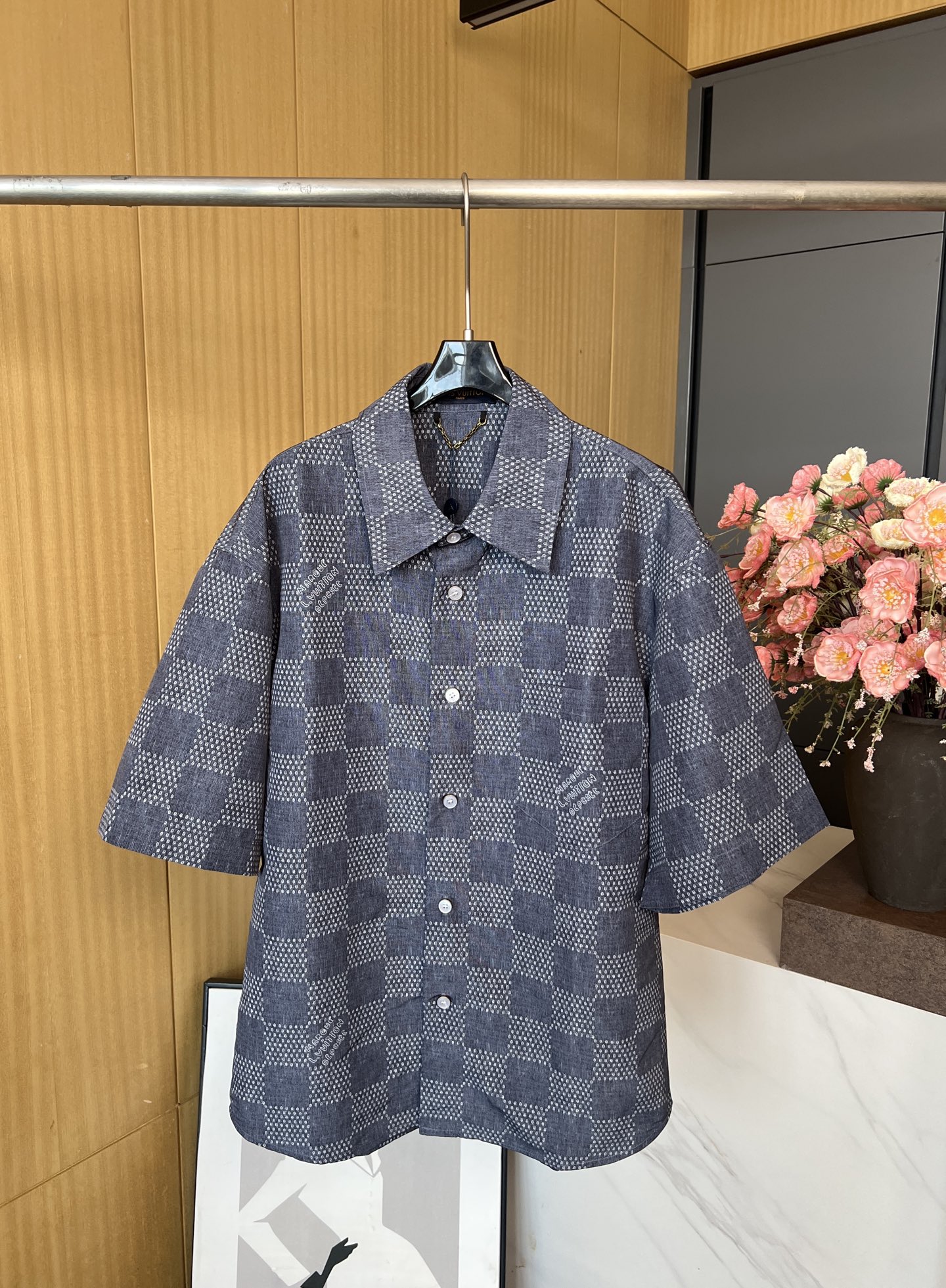 NO:432038,Men's Louis Vuitton Louis autumn and winter new lapel short-sleeved chessboard shirt, full body Damier jacquard and seed pattern, woven in Marque L. Vuitton déposée logo, tooling silhouette cut, pearlescent button closure placket, straight-tube style S M L XL,,louis vuitton,louis vuitton,T-shirt,alexander wang19860909男款LouisVuitton 路易 秋冬新款 翻领短袖棋盘衬衣、满身Damier 提花与种子图案、织入 Marque L.Vuitton déposée 标识、工装廓形剪裁、珠光纽扣开合门襟、直筒版型 码数S M L XL,,louis vuitton,louis vuitton,T-shirt,alexander wang,Women's clothing