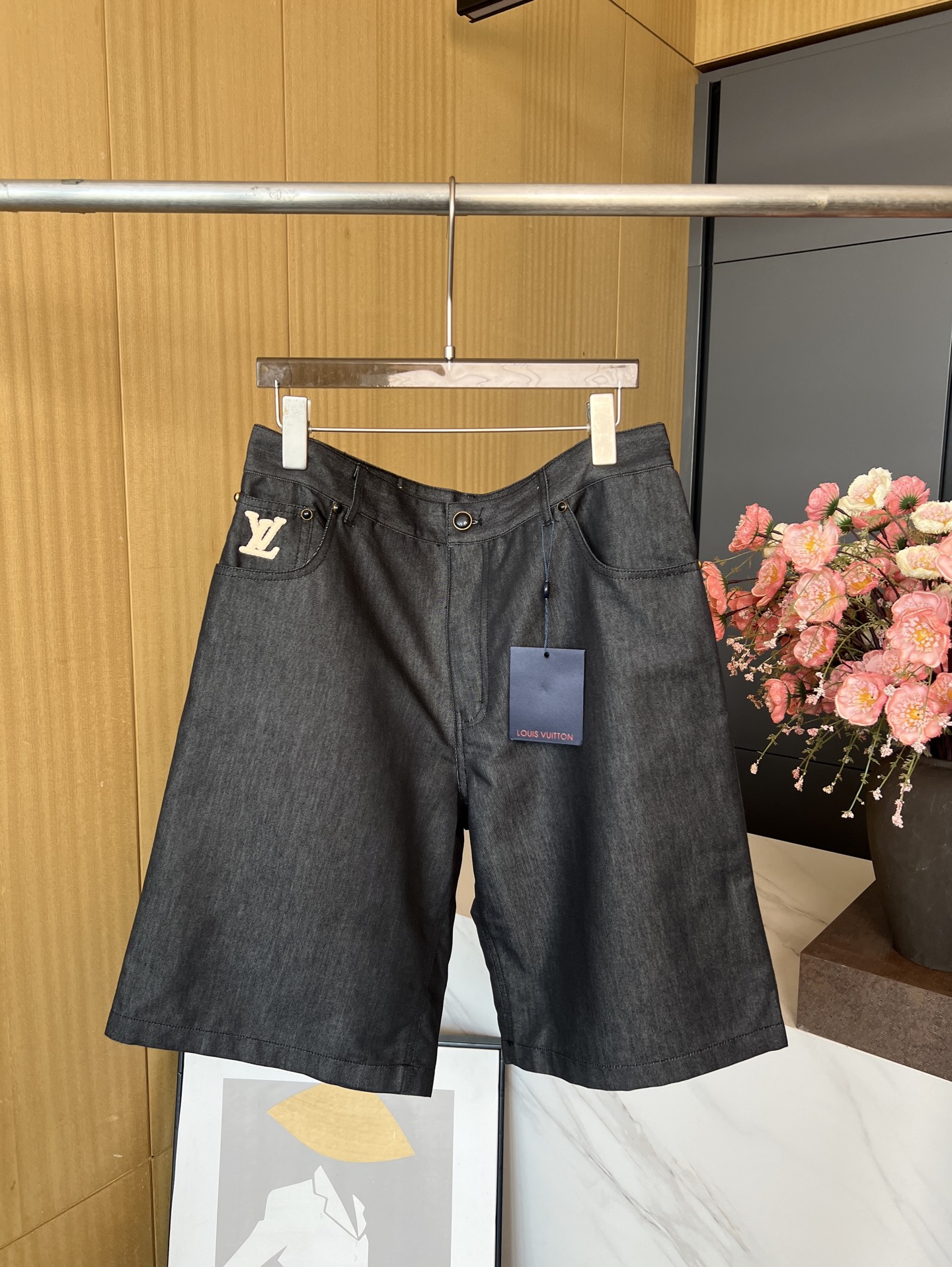 NO:432042,Men's Louis Vuitton Louis Autumn and Winter New Black Straight Casual Shorts, LV Letters and Handwritten Brand Logo, Decorative Ticket Bag and Back Bag, Damier Noodle Tags, Pearl Rigging Details, Classic Five Bags of Jeans Cut, Front and Back Embroidery Logo S M L XL,,louis vuitton,louis vuitton,louis vuitton,shorts,jeans,alexander wang19860909男款LouisVuitton 路易 秋冬新款 黑色直筒休闲短裤、LV 字母和手写体品牌标识、装饰票袋和后袋、Damier 正绒面革标签、珠光铆钉丰富细节、经典五袋牛仔裤剪裁、前后刺绣标识 码数S M L XL,,louis vuitton,louis vuitton,louis vuitton,shorts,jeans,alexander wang,Women's clothing