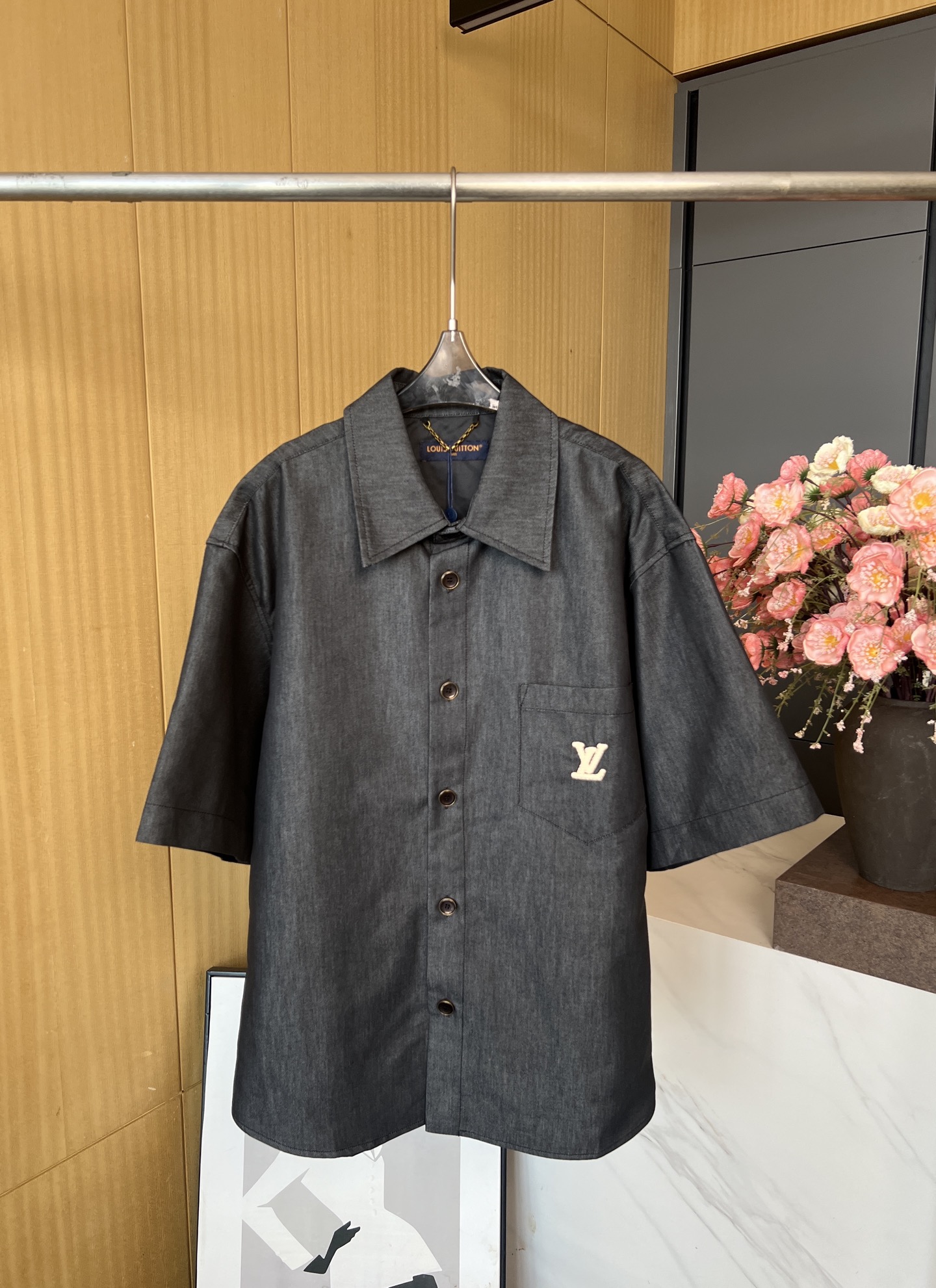 NO:432047,Men's Louis Vuitton Louis autumn and winter new black cotton lapel short-sleeved shirt, LV Raffia embroidery craftsmanship, chest pocket outline LV letters, handwritten brand logo on the back, exquisite button design, buttons with metal base, front chest patch pocket, casual style S M L XL,,louis vuitton,louis vuitton,louis vuitton,t-shirt,alexander wang19860909男款LouisVuitton 路易 秋冬新款 黑色棉布翻领短袖衬衣、LV Raffia 刺绣工艺、胸前口袋勾勒 LV 字母、背后呈现手写体品牌标识、搭配考究纽扣设计、纽扣配有金属底座、前胸贴布口袋、休闲款式 码数S M L XL,,louis vuitton,louis vuitton,louis vuitton,T-shirt,alexander wang,Women's clothing