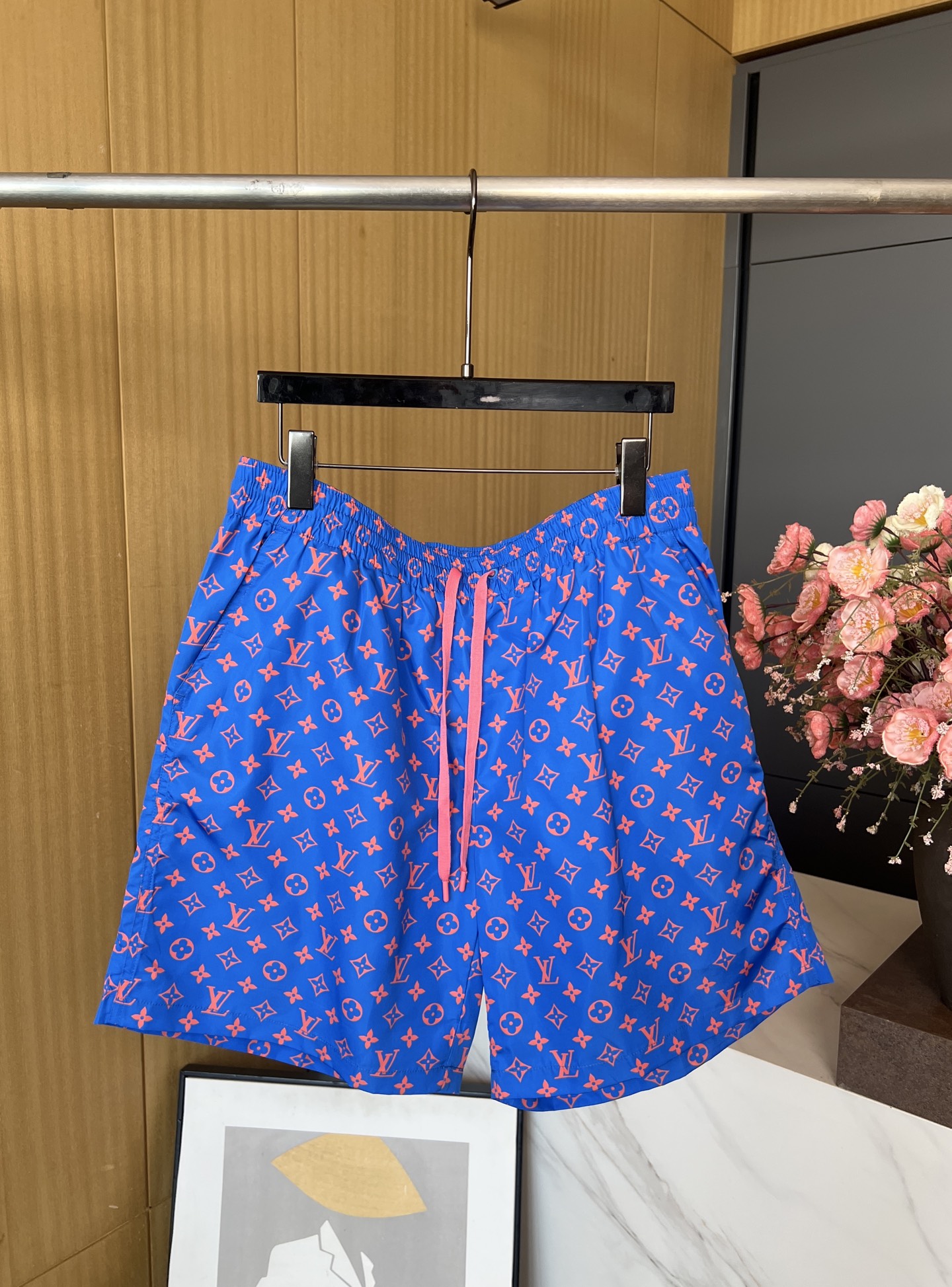 NO:432051,Men's Louis Vuitton Louis early autumn new style Silk jacquard casual shorts, full-frame Monogram Glow print, bright pattern and fresh background, full-frame logo print, elastic drawstring waist, oblique pocket details S M L XL,,louis vuitton,louis vuitton,shorts,alexander wang19860909男款LouisVuitton 路易 早秋新款 丝质提花休闲短裤、全幅Monogram Glow 印花、明丽图案与清新背景、全幅标识印花、弹力抽绳腰部、斜插口袋细节 码数S M L XL,,louis vuitton,louis vuitton,shorts,alexander wang,Women's clothing