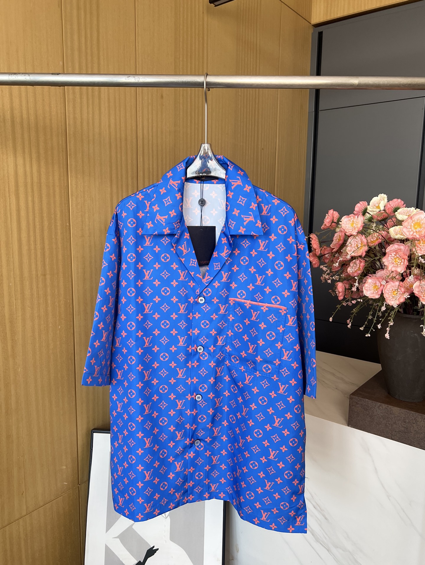 NO:432054,Men's Louis Vuitton Louis autumn and winter new style silk printed lapel short-sleeved shirt, full-size Monogram Glow pattern, blue background red pattern contrast design, full-size logo printing, pockets with contrasting color edging, pearlescent buttons, metal base, casual style S M L XL,,louis vuitton,louis vuitton,T-shirt,alexander wang19860909男款LouisVuitton 路易 秋冬新款 丝质印花翻领短袖衬衣、铺陈全幅 Monogram Glow图案、蓝底红色花纹撞色设计、全幅标识印花、口袋配有撞色镶边、珠光纽扣,配有金属底座、休闲版型 码数S M L XL,,louis vuitton,louis vuitton,T-shirt,alexander wang,Women's clothing