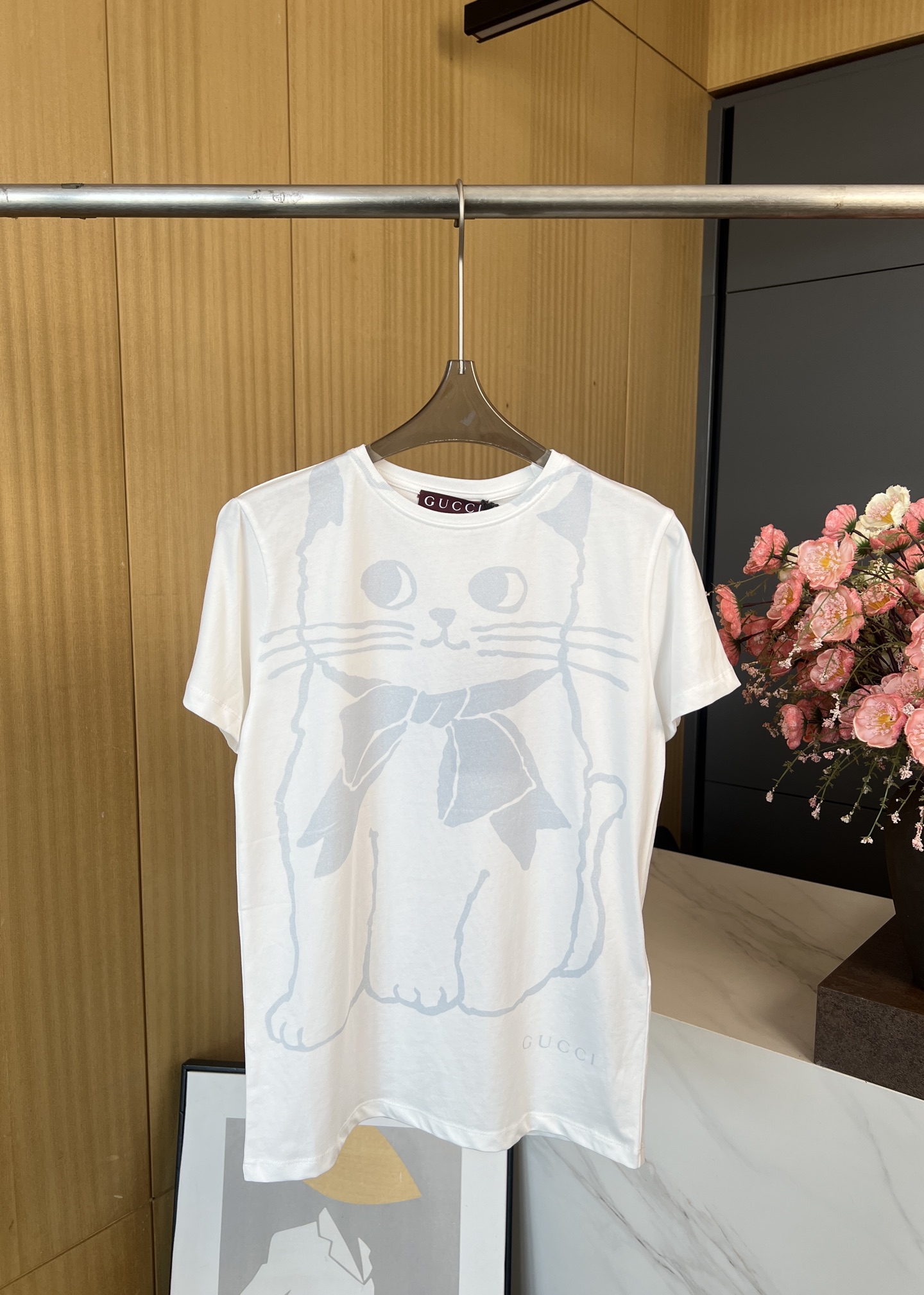 NO:434417,Gucci early autumn new style cartoon cat printed round neck short-sleeved T-shirt, iconic letter logo on hem, hand-drawn kitten cartoon pattern embellishes front and back, casual style SML, gucci, T-shirt,tees, t-shirt,alexander wang19860909Gucci 早秋新款 卡通猫咪印花圆领短袖T恤、下摆标志性字母徽标手绘小猫卡通图案点缀前后、休闲版型 码数SML,,gucci,T-shirt,tees，t-shirt,alexander wang,Women's clothing