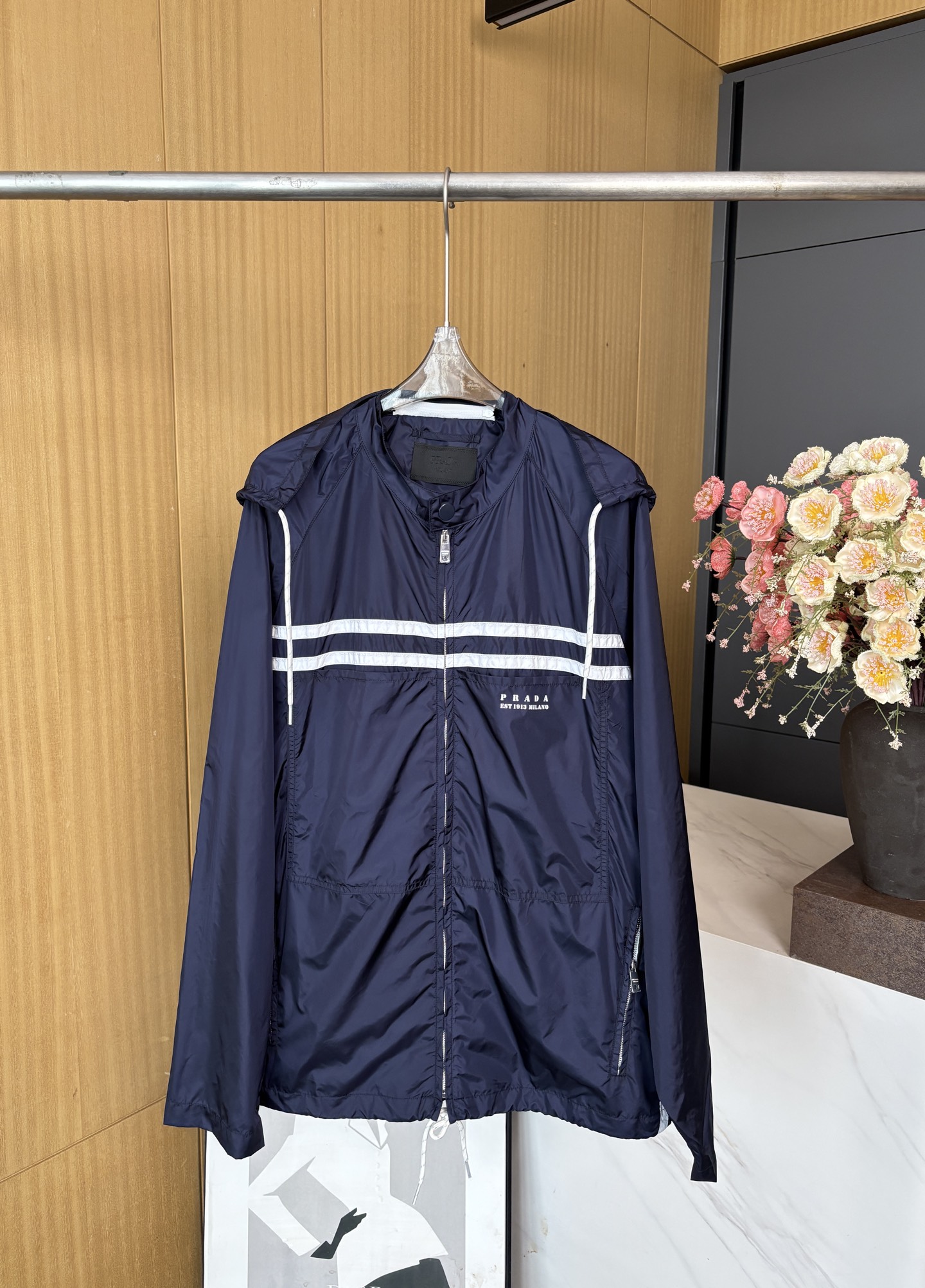 NO:435659,Prada Autumn and Winter New Woven Standing Collar Long Sleeve Jacket, Classic Dark Blue Lightweight Fabric, Inner Inner Color Lining, Metal Zippered Open-Close Blowing Rope Hem, Front Printed Letter Logo, Casual Style S M L XL,,prada, Jackets & Coats,alexander Wang19860909Prada 秋冬新款 梭织立领长袖外套、经典深蓝色轻薄面料、内里同色系里布、金属拉链开合门襟抽绳底边下摆、正面印花字母徽标、休闲款式 码数S M L XL,,prada,jackets & coats,alexander wang,Women's clothing