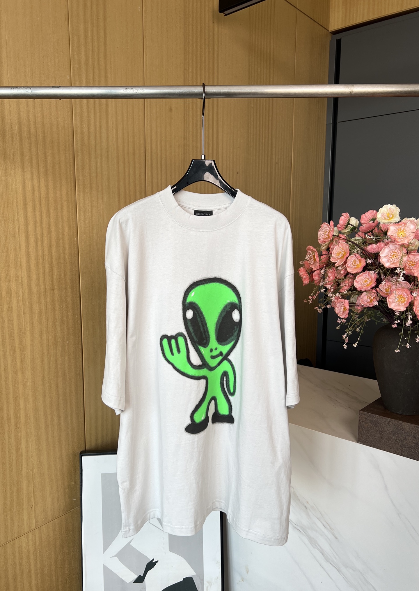 NO:434052,Balenciag* New spring and summer products HIGH THERE + DRIPLEYT-shirt The front and back are decorated with high there + dripley artwork (with laser luminous effect) the right sleeve is decorated with letter embroidery, wash fading effect, loose style. The same model for men and women. Number of codes XSSML,,balenciaga,tees, t-shirt,alexander wang19860909Balenciag* 春夏新品 HIGH THERE + DRIPLEYT恤 正面和背面饰以hight there + dripley艺术作品对版（有镭射夜光效果）右袖饰以字母标识刺绣、水洗褪色效果、宽松版型 男女同款 码数XSSML,,balenciaga,tees，t-shirt,alexander wang,Women's clothing