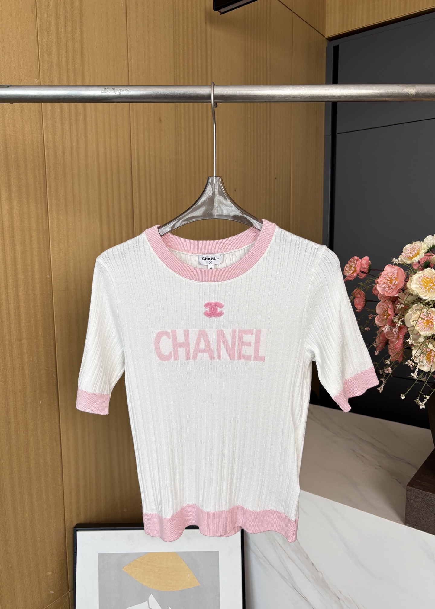 NO:426933,Chanel spring and summer new style vertical striped letter jacquard knitted short sleeves, classic letter jacquard on chest, vertical striped texture with three-dimensional sense, casual style SML, chanel, T-shirt, alexander wang19860909Chanel 春夏新款 竖条纹字母提花针织短袖、 胸前经典字母提花、竖条纹理自带立体感、休闲版型 码数SML,,chanel,T-shirt,alexander wang,Women's clothing