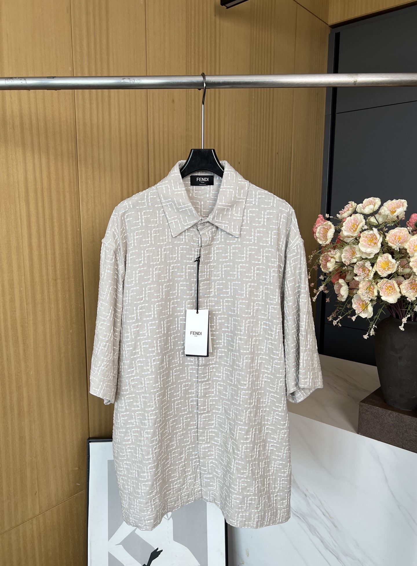 NO:427767,Men's Fendi, early autumn new style, FF jacquard short-sleeved shirt, yarn interwoven texture, double F letter jacquard, casual style, S M L XL,,fendi,shirts,T-shirt,alexander wang19860909男款Fendi 早秋新款 FF提花短袖衬衫、纱线的交织方式纹理清晰双F字母提花、休闲版型 码数S M L XL,,fendi,shirts,T-shirt,alexander wang,Women's clothing