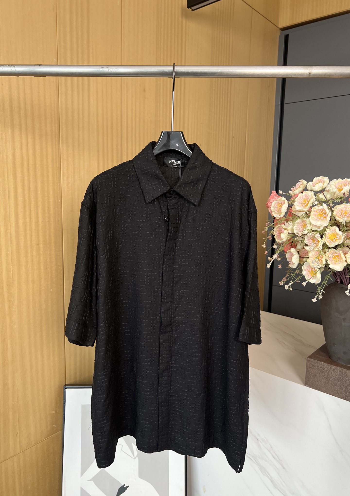 NO:427772,Men's Fendi early autumn new style FF jacquard short-sleeved shirt and yarn interwoven texture clear double F letter jacquard and casual style S M L XL,,fendi,shirts,T-shirt,alexander wang19860909男款 Fendi 早秋新款 FF提花短袖衬衫、纱线的交织方式纹理清晰双F字母提花、休闲版型 码数S M L XL,,fendi,shirts,T-shirt,alexander wang,Women's clothing