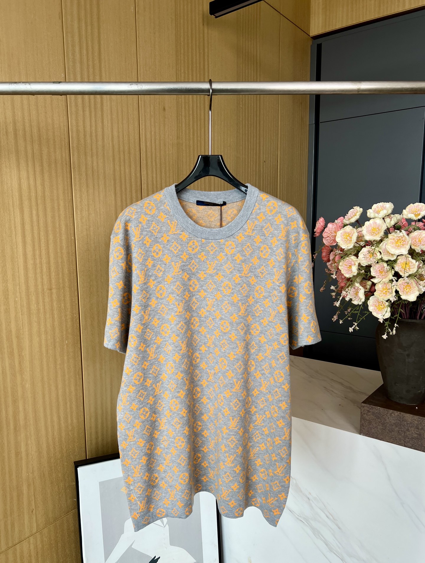 NO:435652,Louis Vuitton, new early autumn logo jacquard knitted short-sleeved T-shirt, full-frame Monogram Glow jacquard and simple background color contrast, casual style, same style for men and women. Size S M L,,louis vuitton,louis vuitton,T-shirt,tees,t-shirt,alexander wang19860909LouisVuitton 路易 早秋新款 logo提花针织短袖T恤、全幅Monogram Glow 提花与素雅背景碰撞色彩反差、休闲版型、男女同款 码数S M L,,louis vuitton,louis vuitton,T-shirt,tees，t-shirt,alexander wang,Women's clothing