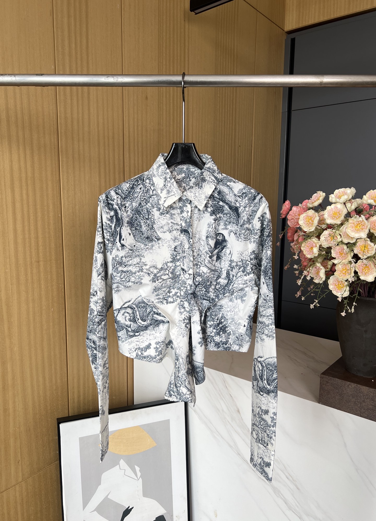 NO:428585,Dior early autumn new style, irregular strap shirt, animal floral print pattern, and elemental colors of ink painting, randomly matched with pants and skirts, casual styles S M L,,dior, skirts, shirts, alexander wang19860909Dior 早秋新款 不规则绑带衬衫、动物花卉印花图案、还融入了水墨画的元素色彩 随意搭配裤子裙子、休闲版型 码数S M L,,dior,skirts,shirts,alexander wang,Women's clothing