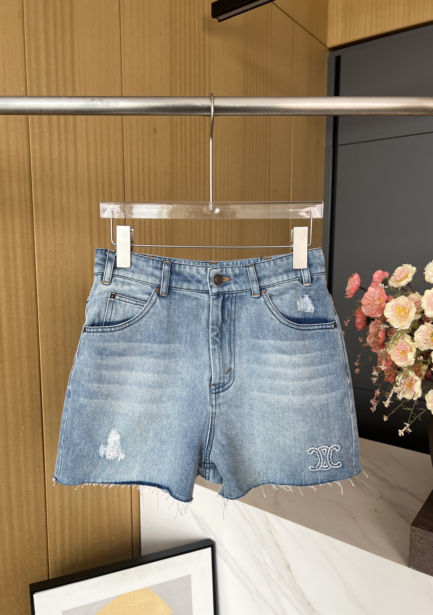 NO:428590,Celine spring and summer new style embroidered lace jean shorts, natural wrinkled rubbing retro and fashionable trousers legs are worn and worn, single-side embroidery restores Arc de Triomphe totem logo embroidery, casual style S M L, celine, shorts, alexander wang19860909Celine 春夏新款 刺绣破边牛仔短裤、自然褶皱擦色复古又时尚 裤腿磨毛做旧、 单侧刺绣还原凯旋门图腾徽标刺绣 、休闲版型 码数S M L,,celine,shorts,alexander wang,Women's clothing