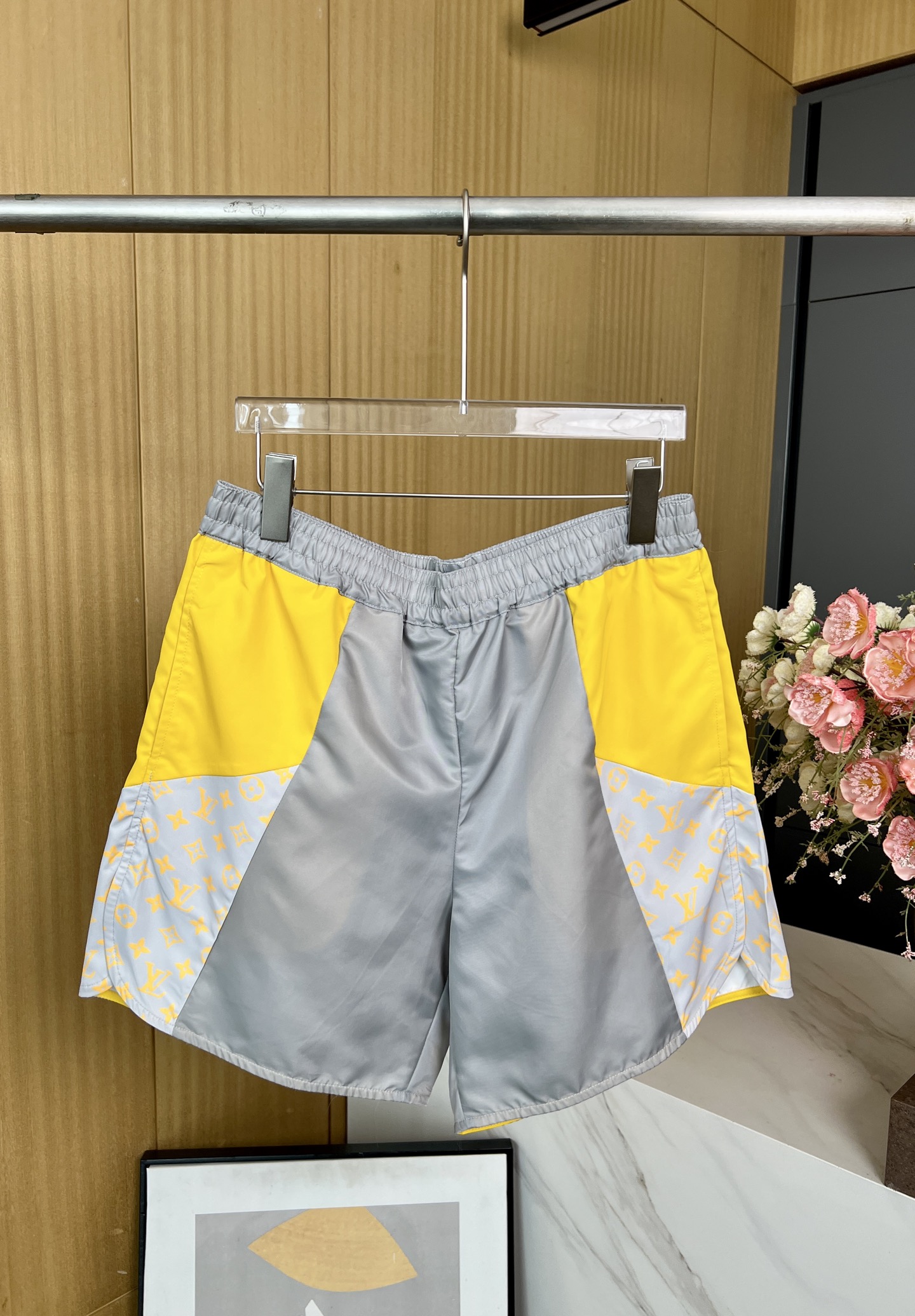 NO:436747,Men's LOUIS VUITTON LOUIS early autumn new sports and casual beach shorts, spliced ​​contrasting woven fabric, Monogram Glow print, elastic waist and breathable side slits, side oblique pocket inner drawstring, casual style S M L XL,,louis vuitton,louis vuitton,shorts,alexander wang19860909男款 LOUIS VUITTON 路易 早秋新款 运动休闲沙滩短裤、拼接撞色梭织面料、Monogram Glow 印花、弹力腰部和透气侧开衩、侧边斜插口袋内里同色系抽绳、休闲版型 码数S M L XL,,louis vuitton,louis vuitton,shorts,alexander wang,Women's clothing