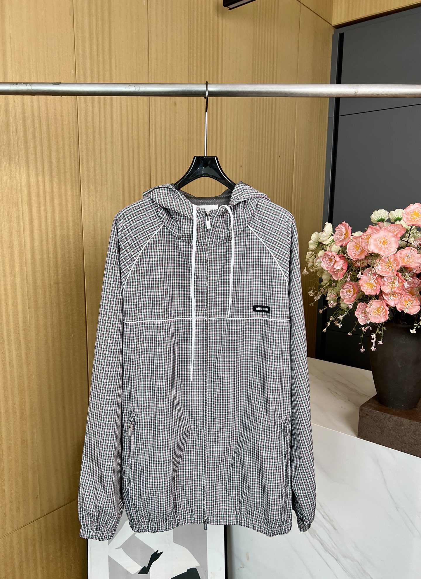 NO:436758,Miu Miu Autumn and Winter New woven hooded long-sleeved jacket, custom plaid silk windproof fabric, same-colored mesh fabric, casual sports design, elastic elastic waist hem, zippered pockets and plackets, lined drawstring hood, front chest brand logo patch, loose fittings S M L XL,,miumiu, jackets & coats,hats,alexander wang19860909Miu Miu 秋冬新款 梭织连帽长袖外套、订制格纹丝质防风面料、内里同色系网布里布、休闲运动款式设计、弹力松紧带腰围下摆、拉链口袋和门襟、带衬里抽绳风帽、前胸品牌徽标贴饰、宽松版型 男女同款 码数S M L XL,,miumiu,jackets & coats,hats,alexander wang,Women's clothing