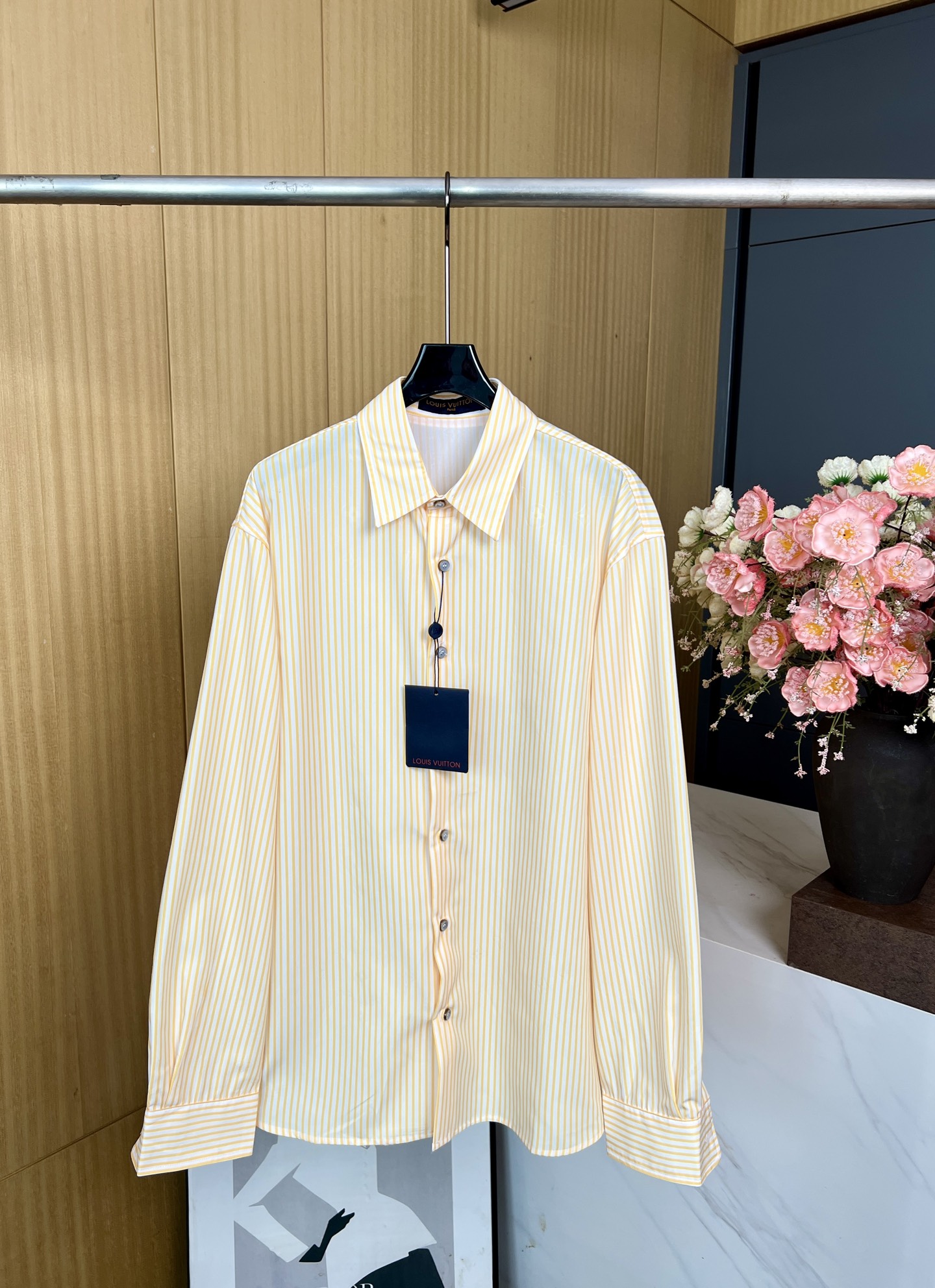 NO:436750,Men's Louis Vuitton Louis early autumn new style long-sleeved lapel striped shirt, British tailoring infused with modern and innovative, customized yellow and white striped cotton fabric, brand old-fashioned embossed logo cleverly integrated into it, standard style tailoring S M L XL,,louis vuitton,louis vuitton,shirts,alexander wang19860909男款 Louis Vuitton 路易 早秋新款 长袖翻领条纹衬衫、英式剪裁注入摩登新意、定制黄白条纹棉布面料、品牌老花压纹标识巧妙融入其间、标准版型剪裁 码数S M L XL,,louis vuitton,louis vuitton,shirts,alexander wang,Women's clothing