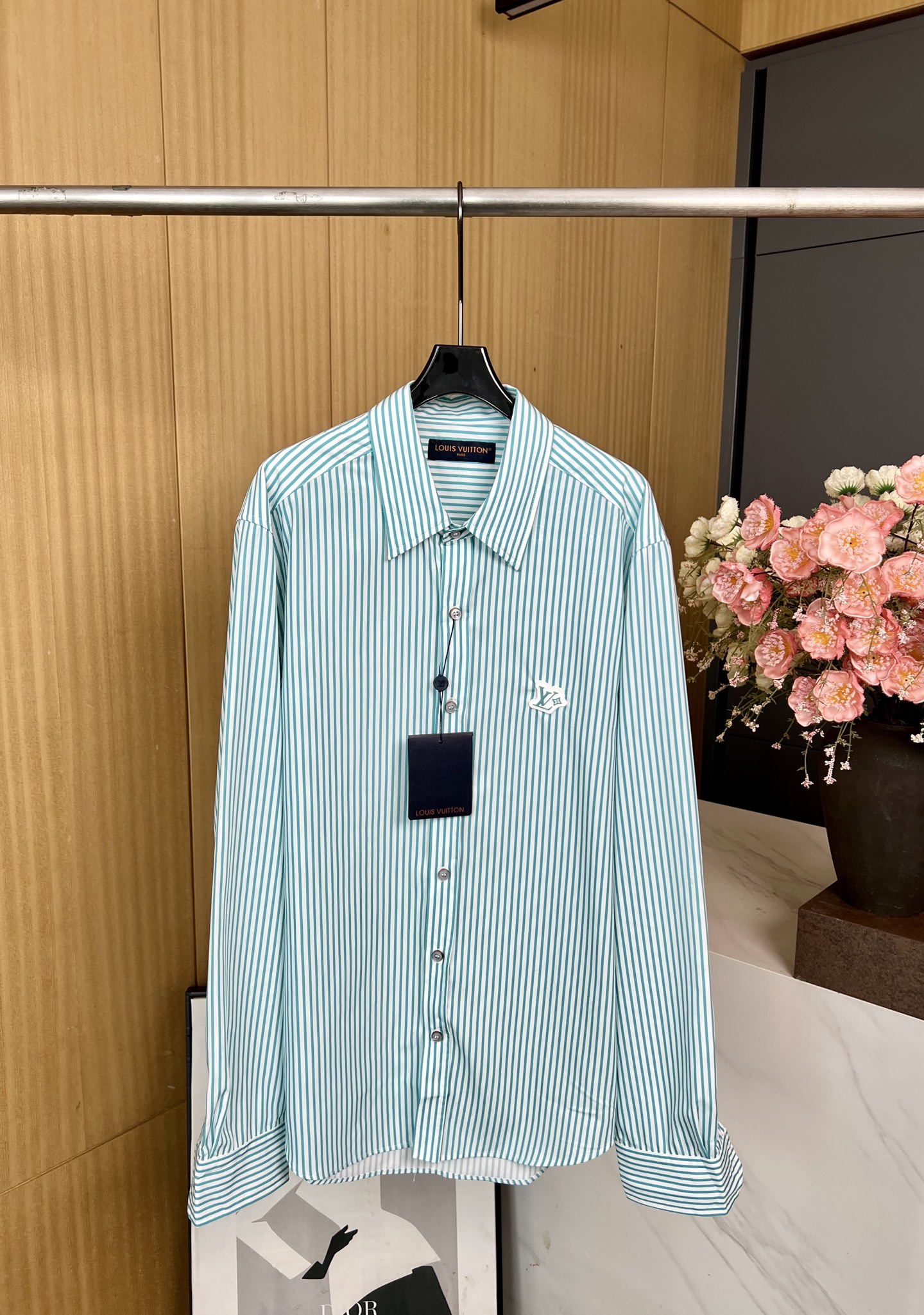 NO:436753,Men's Louis Vuitton Louis early autumn new cotton long-sleeved striped shirt, Monogram jacquard paving background, bright green striped print rich visual layers, chest LV Flower rubber patches, pearlescent buttons, with metal base Casual style S M L XL,,louis vuitton,louis vuitton,louis vuitton,alexander wang19860909男款Louis Vuitton 路易 早秋新款 棉质长袖条纹衬衣、Monogram 提花铺陈背景、亮绿条纹印花丰富视觉层次、胸前 LV Flower 橡胶贴饰、珠光纽扣,配有金属底座 休闲版型 码数S M L XL,,louis vuitton,louis vuitton,louis vuitton,alexander wang,Women's clothing