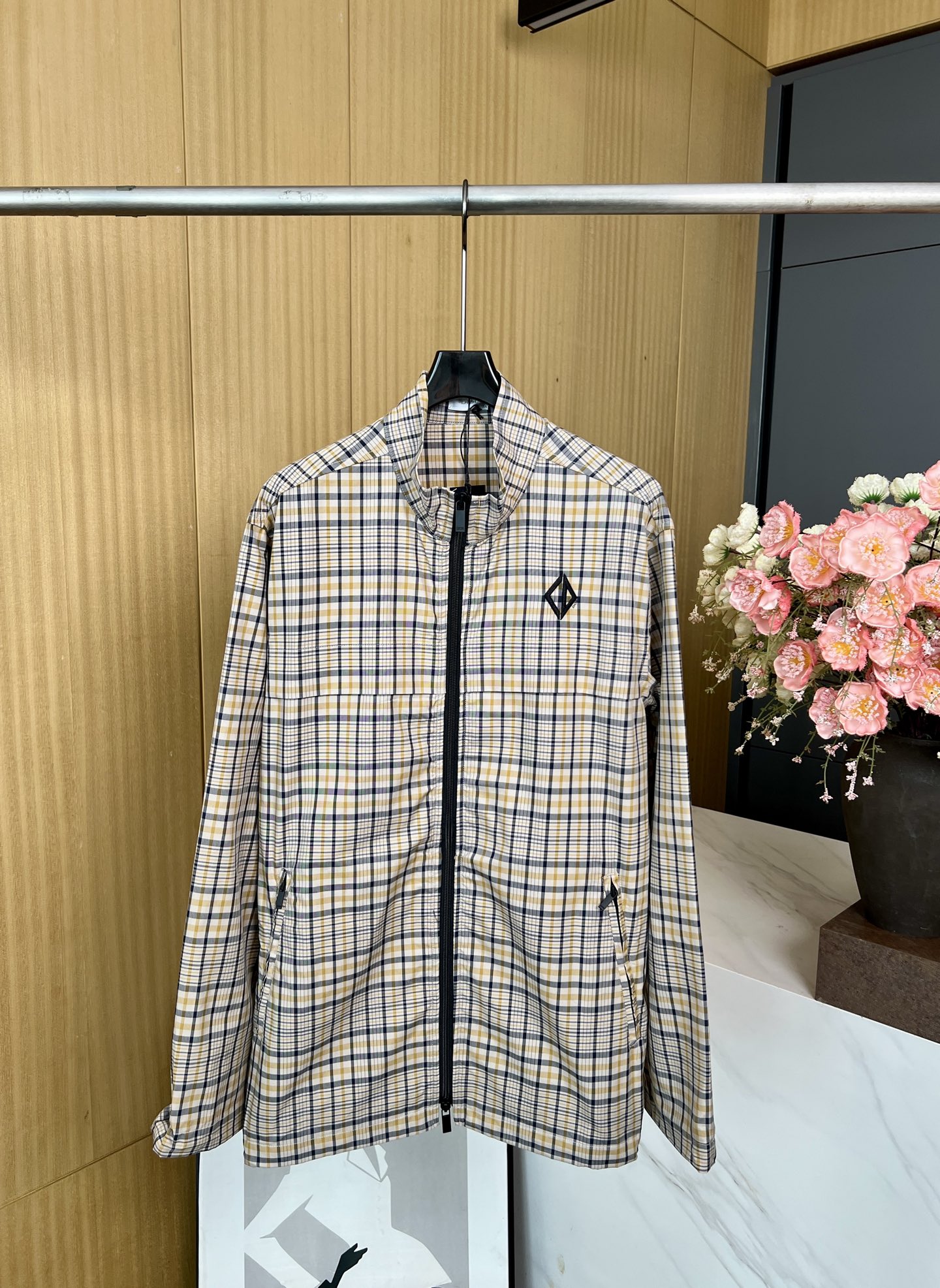 NO:436754,Men's Dior Autumn and Winter New plaid stand-collar long-sleeved jacket, custom beige cotton-blend fabric, beige and navy plaid pattern, chest with CD Diamond logo, two-way zipper closure, Dior zipper head, side zipper pocket drawstring cuffs and bottom edge, casual style S M L XL,,dior,jackets & coats,alexander wang19860909男款 Dior 秋冬新款 格纹立领长袖外套、订制米色棉质混纺面料、米色和海军蓝色格子图案、胸前饰以 CD Diamond 标志、双向拉链开合,搭配 Dior 拉链头、侧面拉链口袋抽绳袖口和底边、休闲款式 码数S M L XL,,dior,jackets & coats,alexander wang,Women's clothing